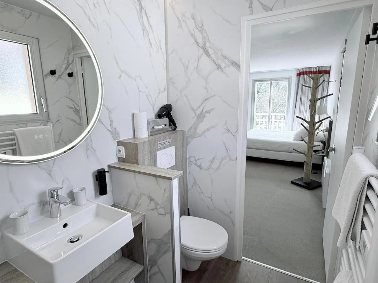 Shower in Hôtel Beau Soleil