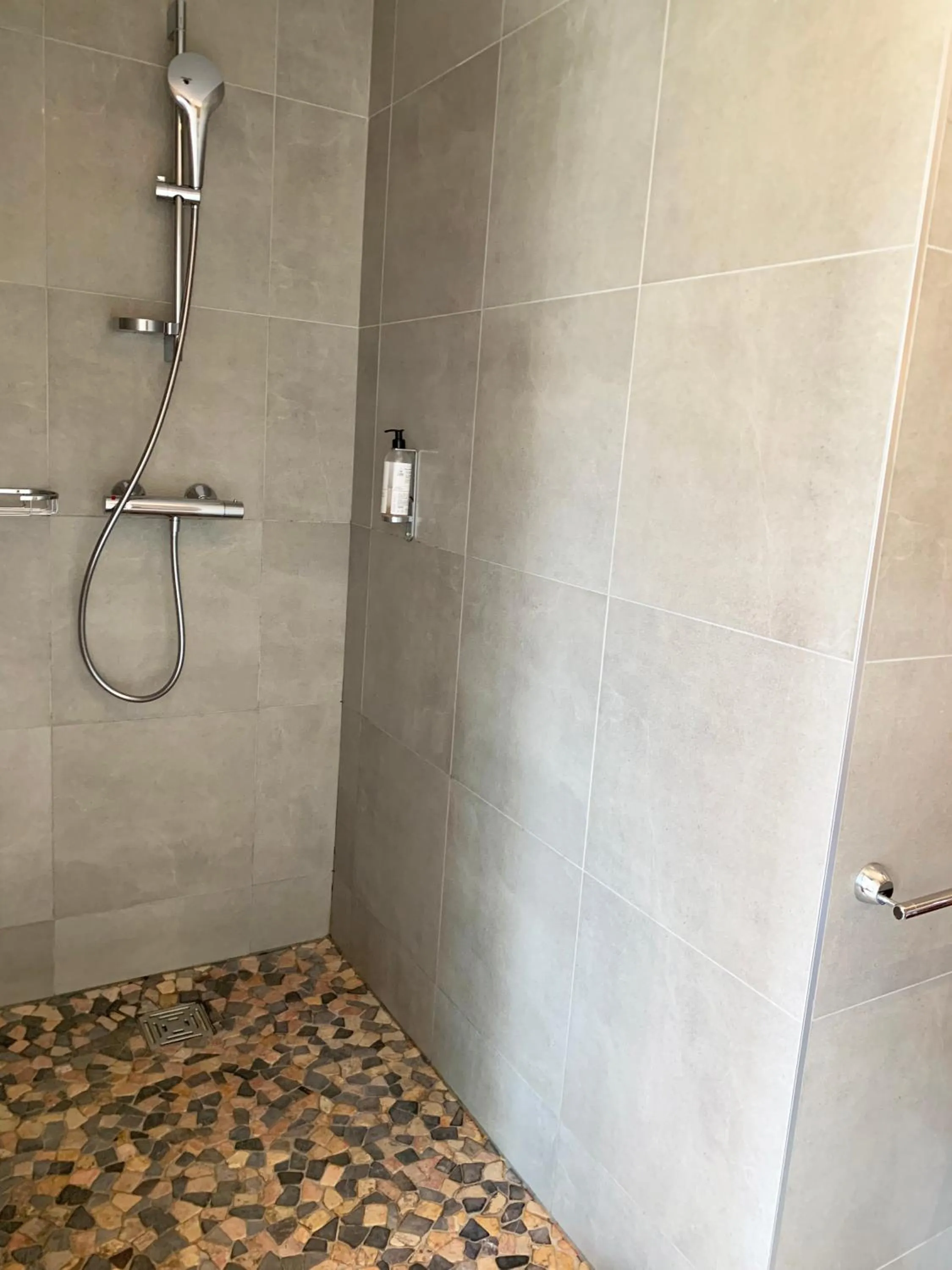 Shower in Hôtel Beau Soleil