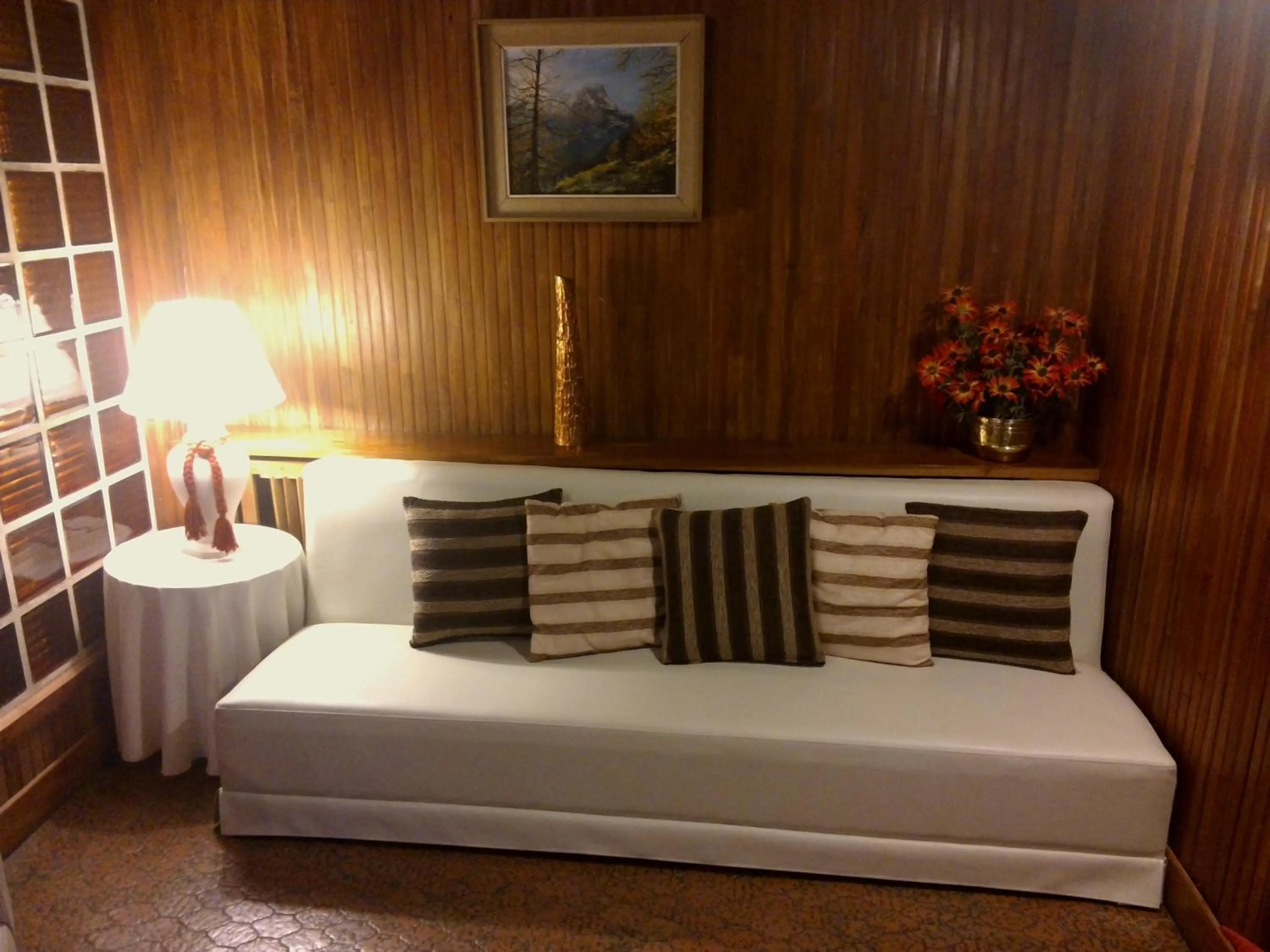 Lounge or bar, Bed in Hotel Edelweiss