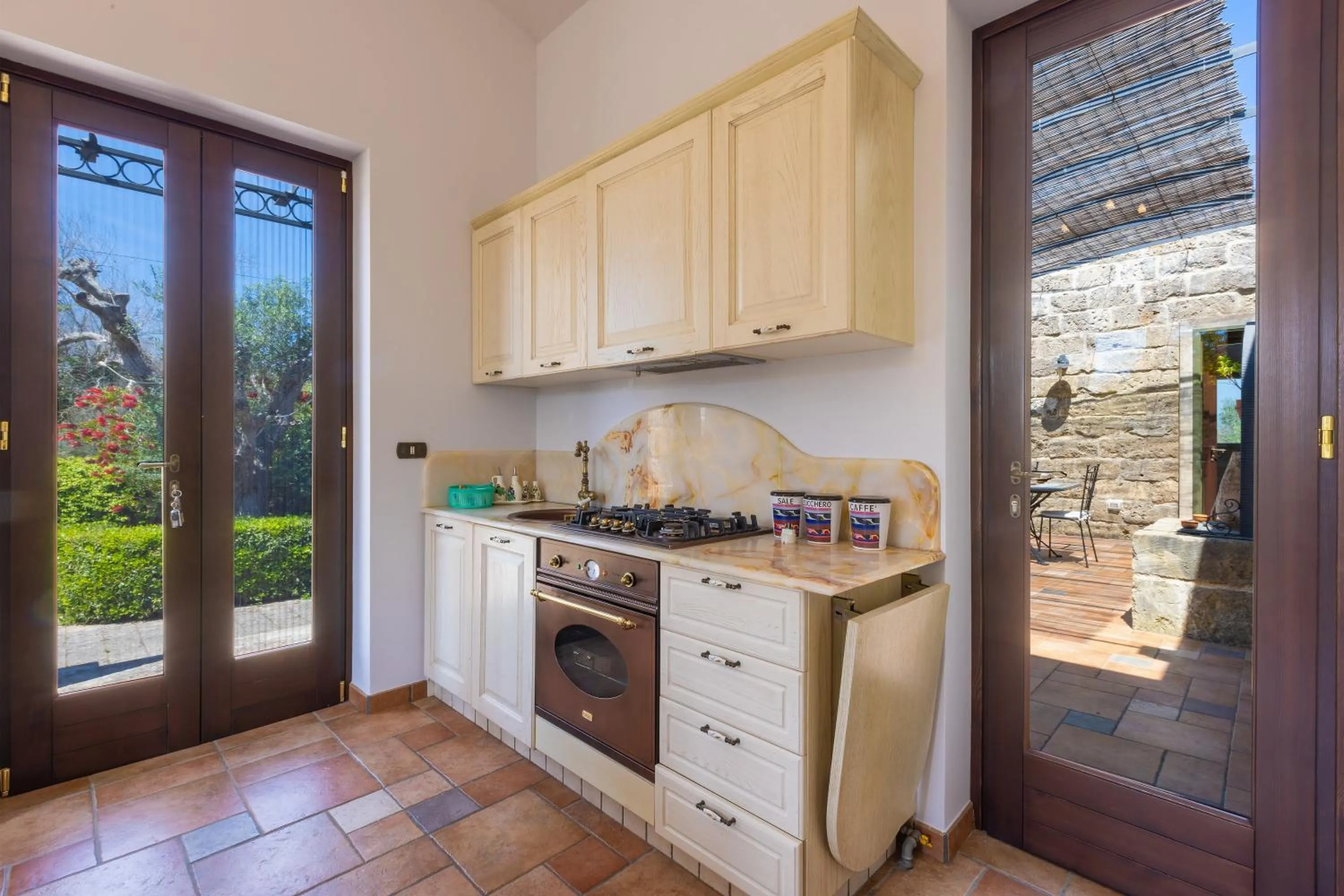 Kitchen or kitchenette in Casa Ulmi con piscina