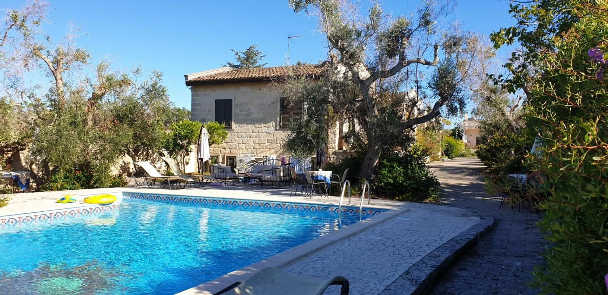 Property building in Casa Ulmi con piscina