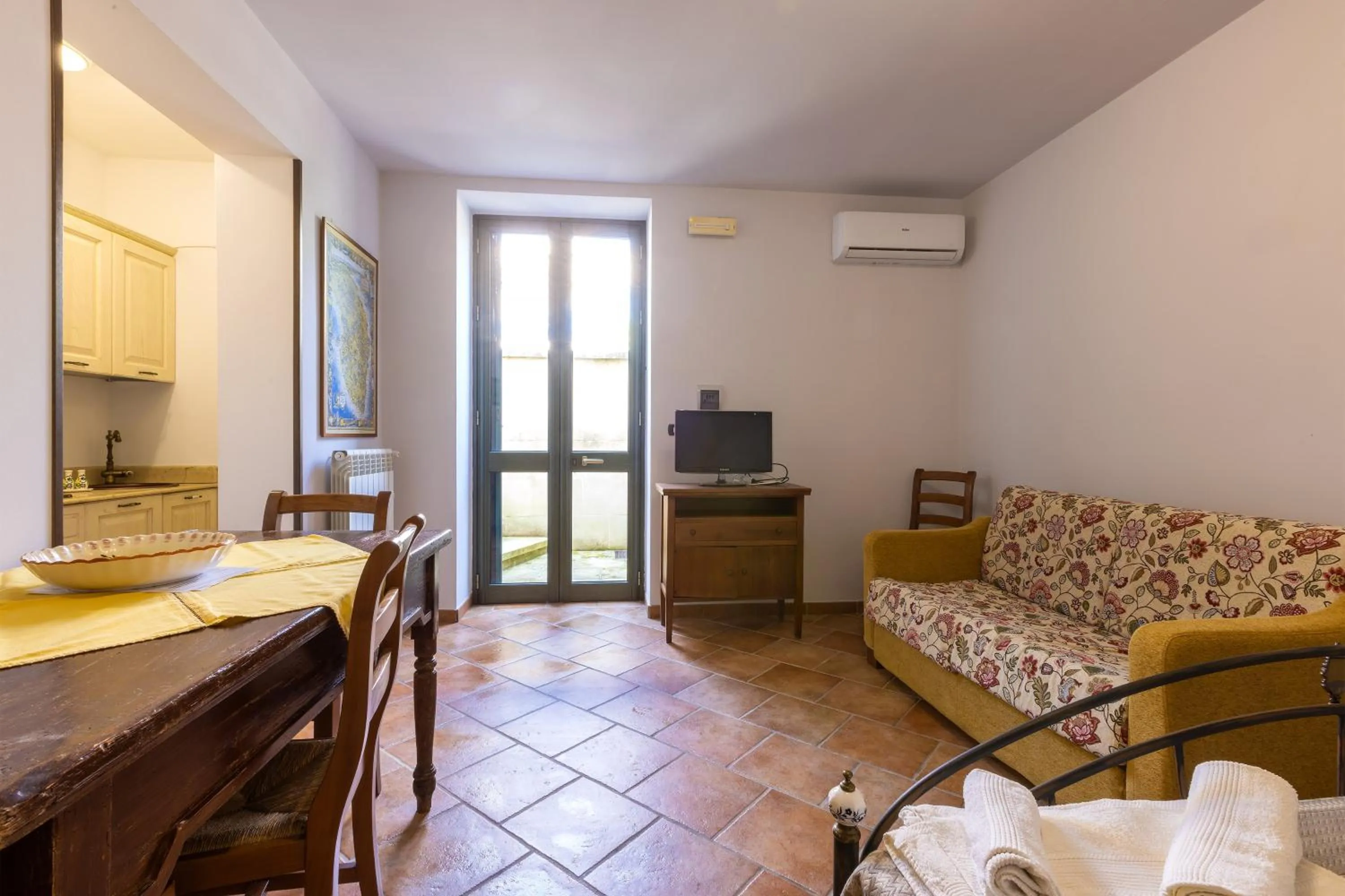 TV and multimedia in Casa Ulmi con piscina