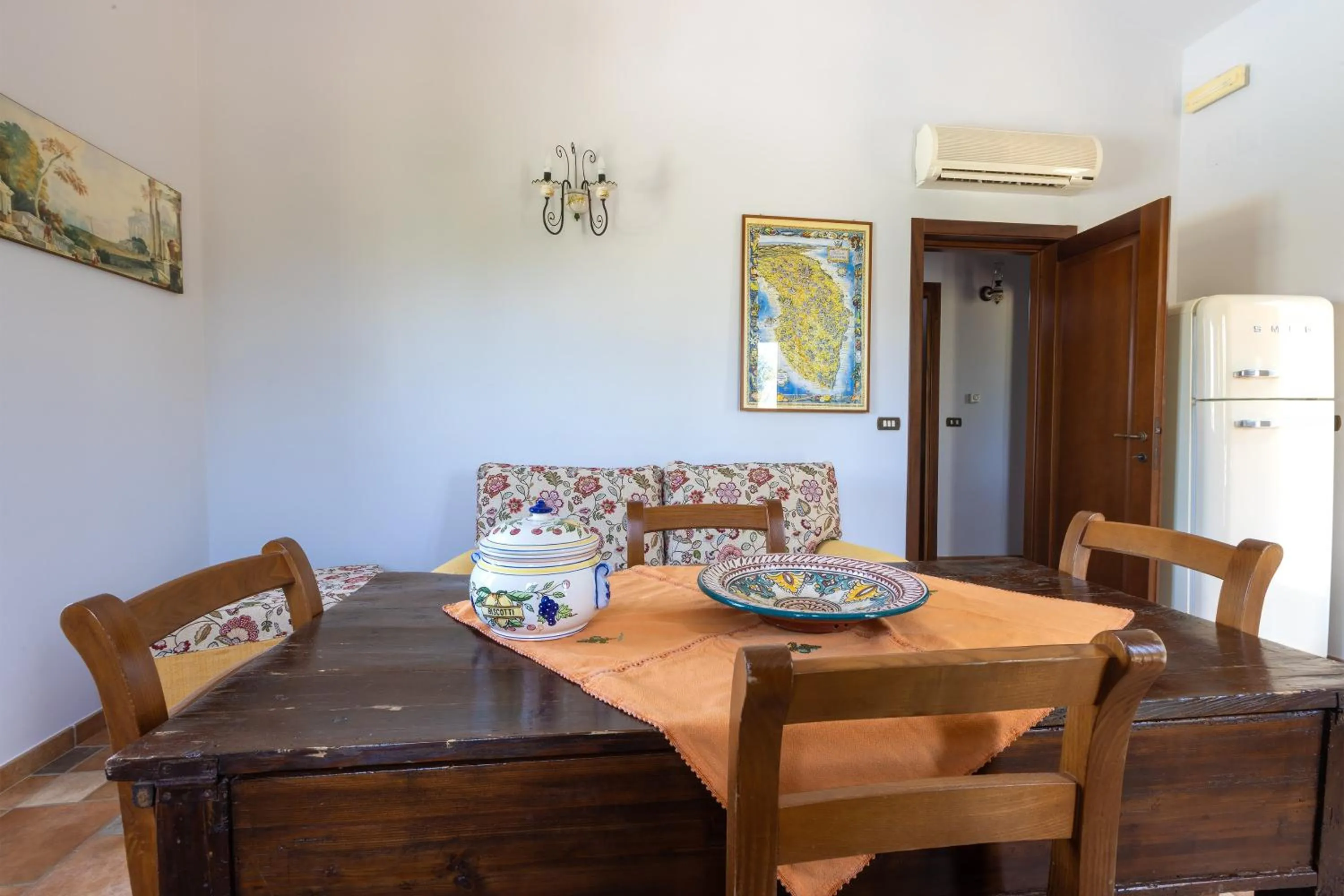 Living room in Casa Ulmi con piscina