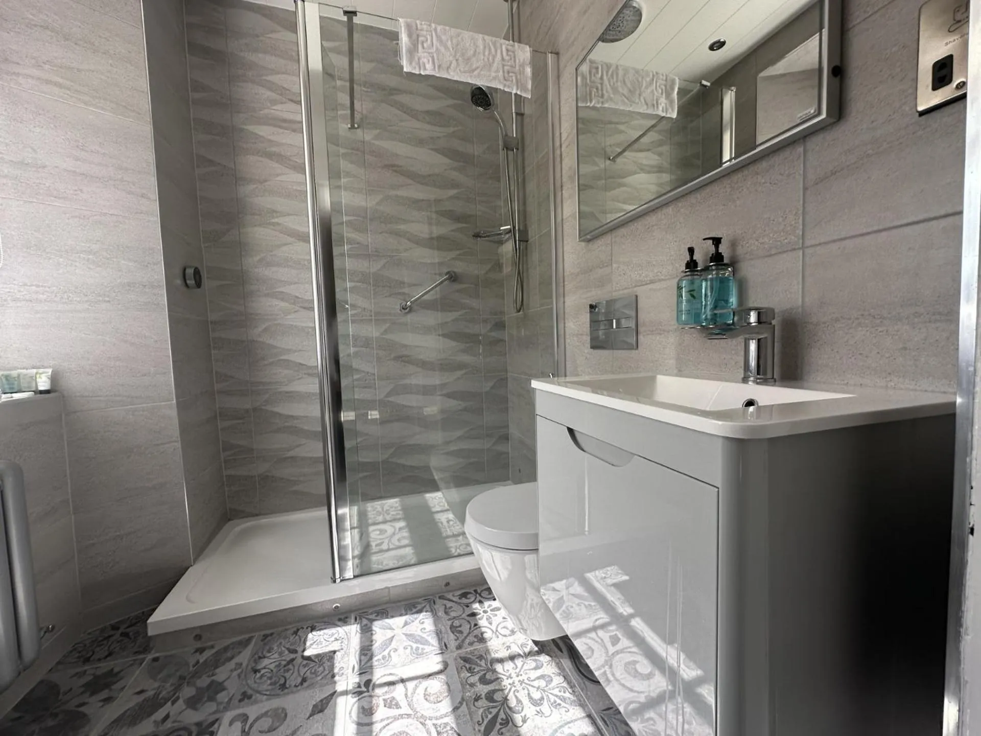 Shower in The Original Rosslyn Inn