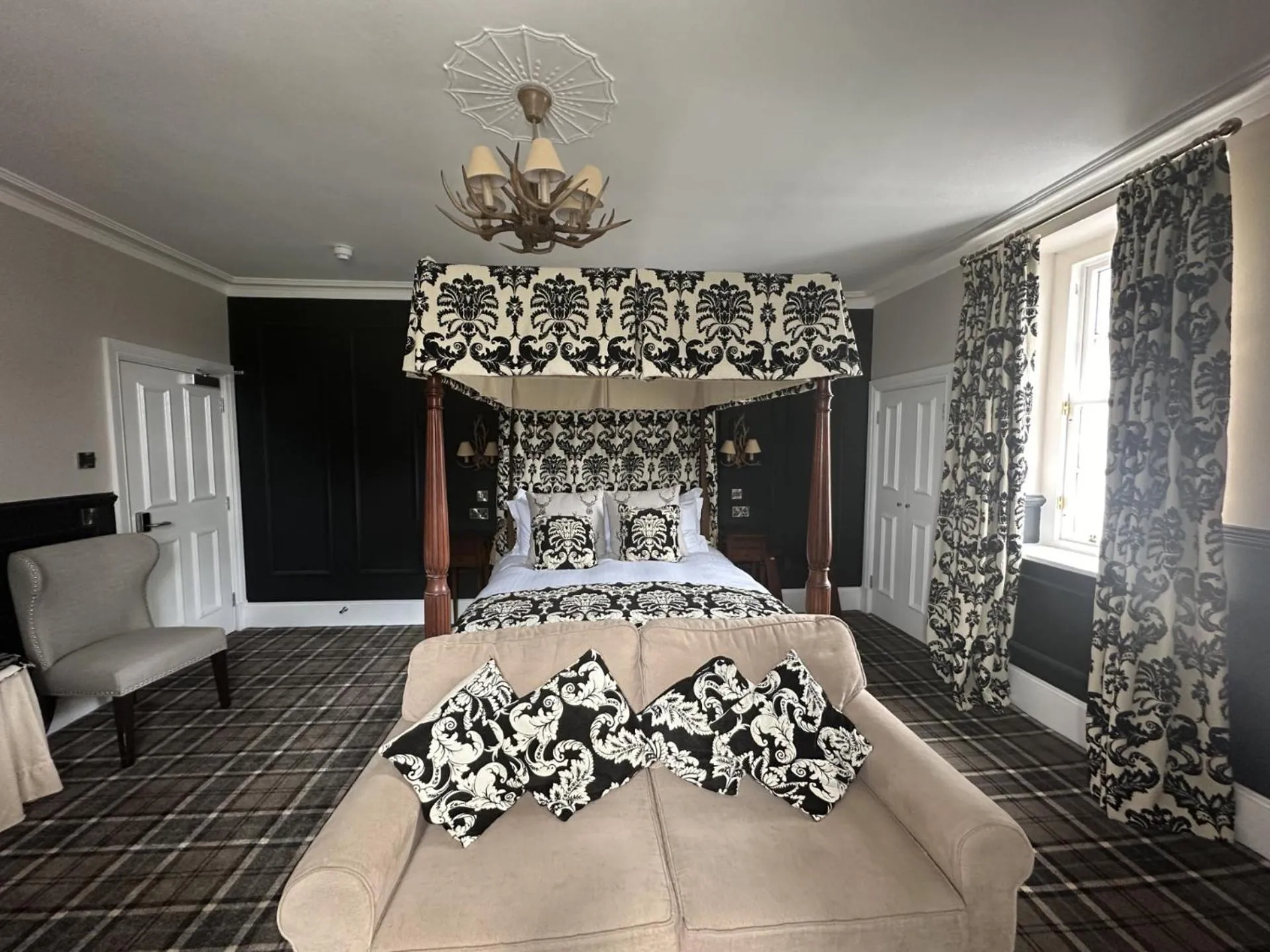 Bed in The Original Rosslyn Inn