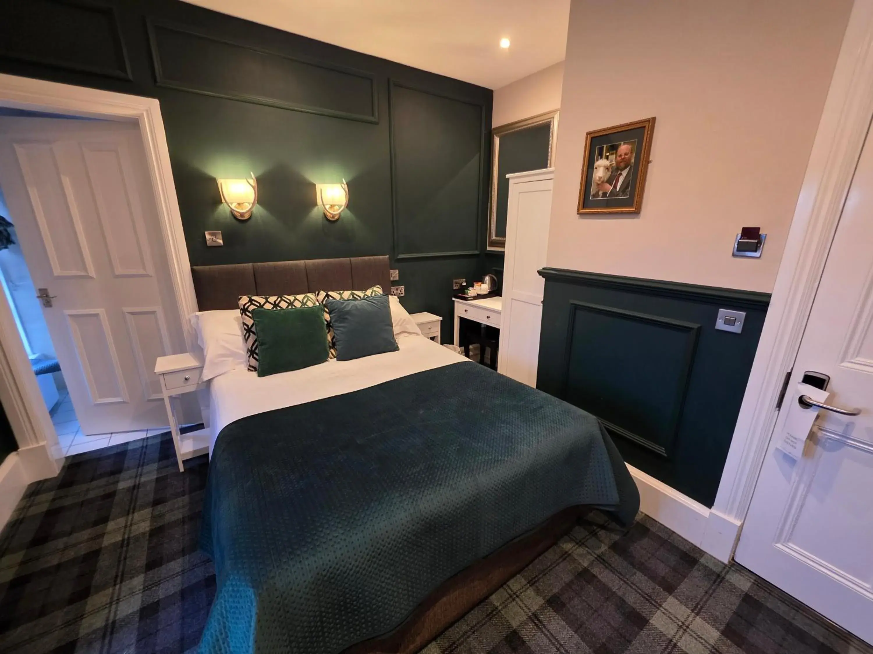 Small Double Room in The Original Rosslyn Inn Small Double Room in The Original Rosslyn Inn