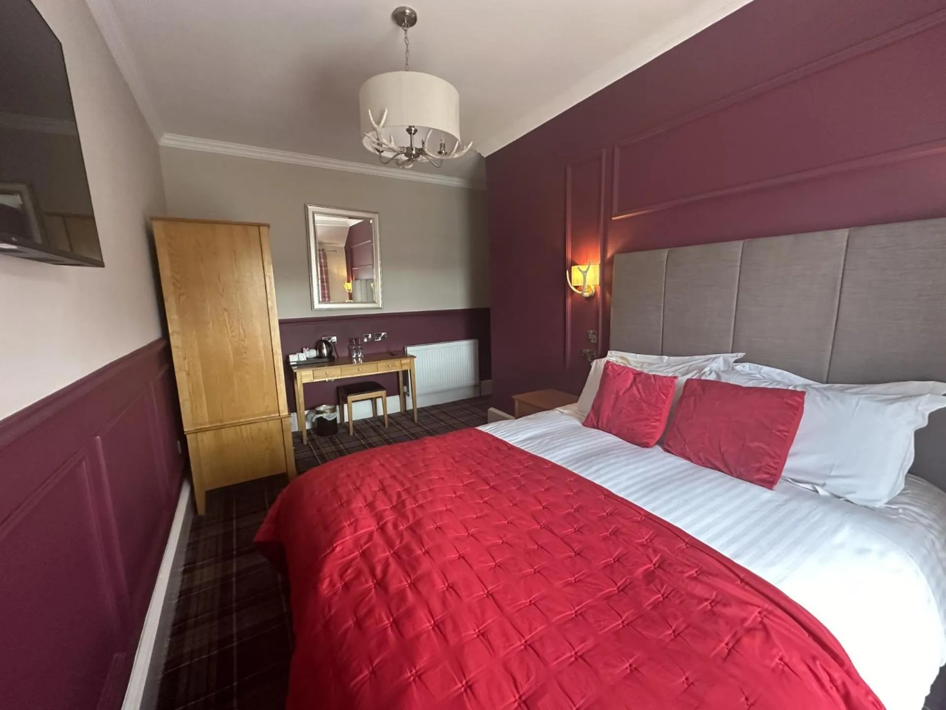 Bed in The Original Rosslyn Inn