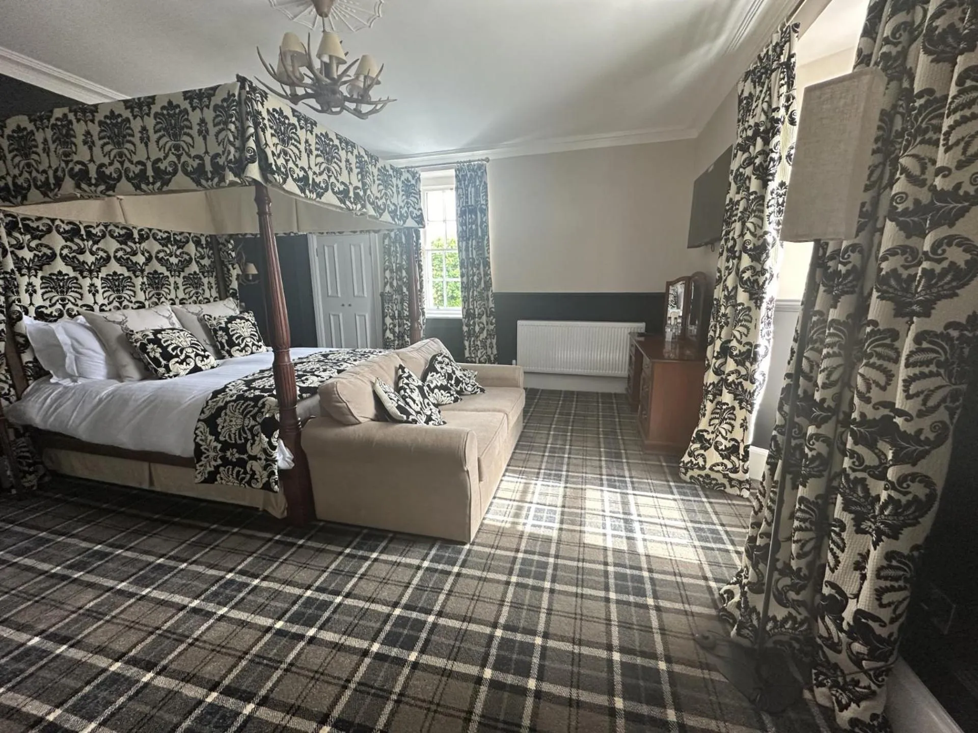 Bed in The Original Rosslyn Inn