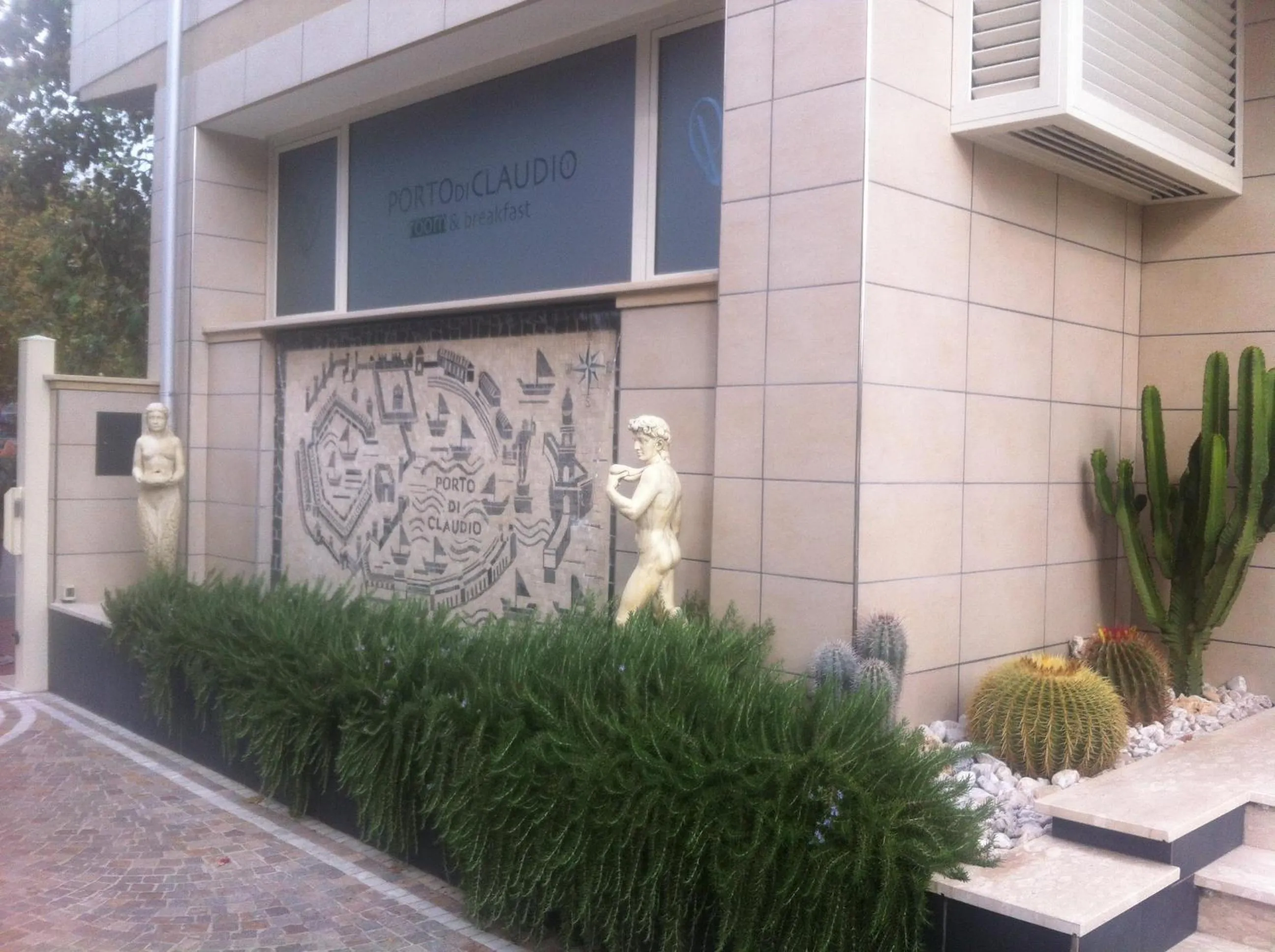 Facade/entrance in Porto Di Claudio