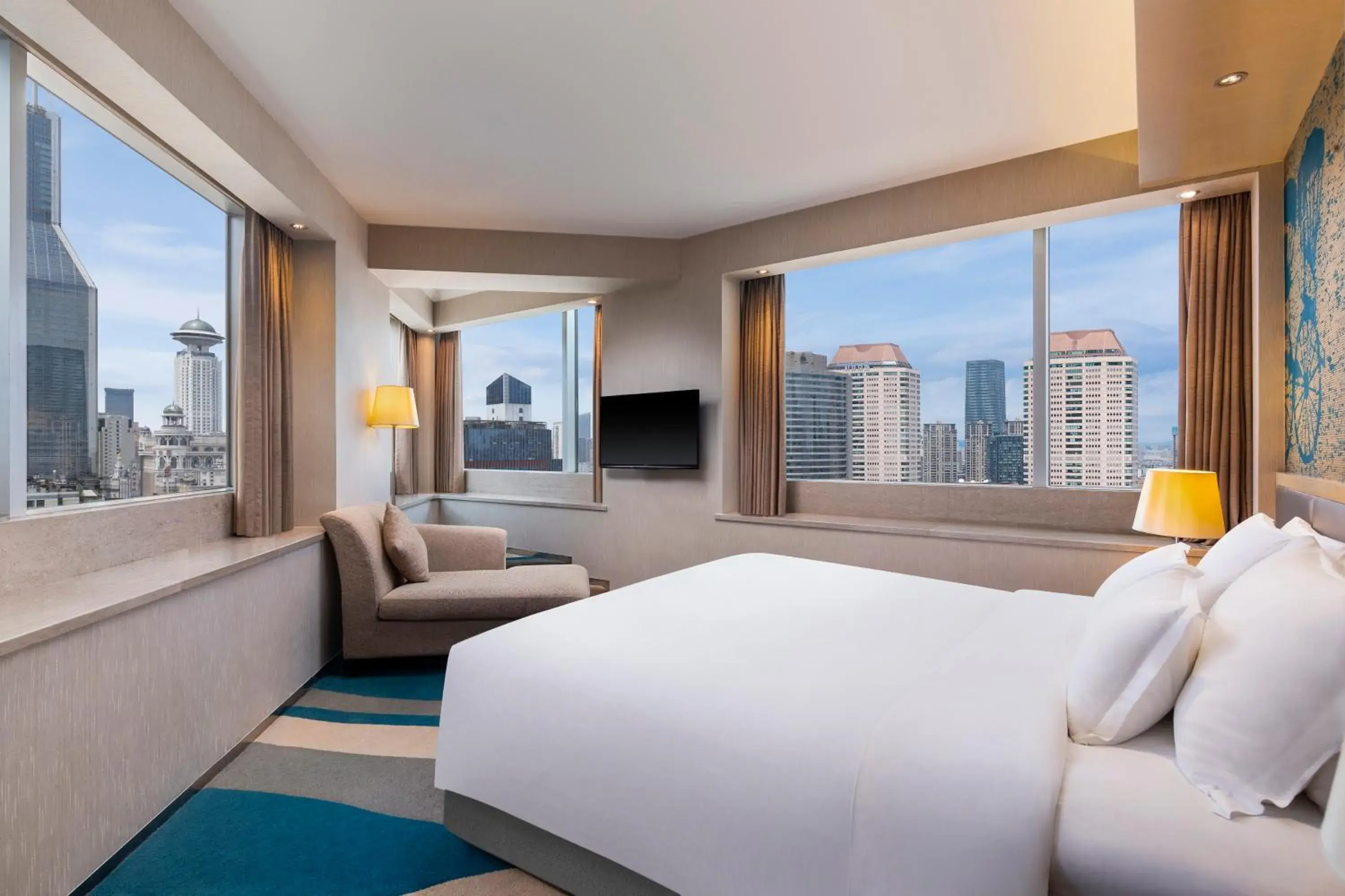 Communal lounge/ TV room, Bed in Radisson Collection Hyland Shanghai Communal lounge/ TV room, Bed in Radisson Collection Hyland Shanghai