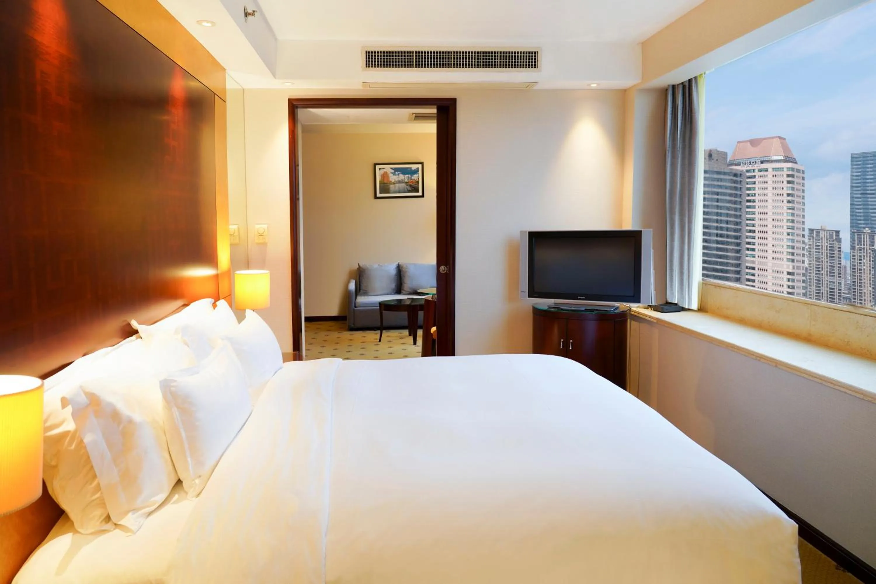 Communal lounge/ TV room, Bed in Radisson Collection Hyland Shanghai