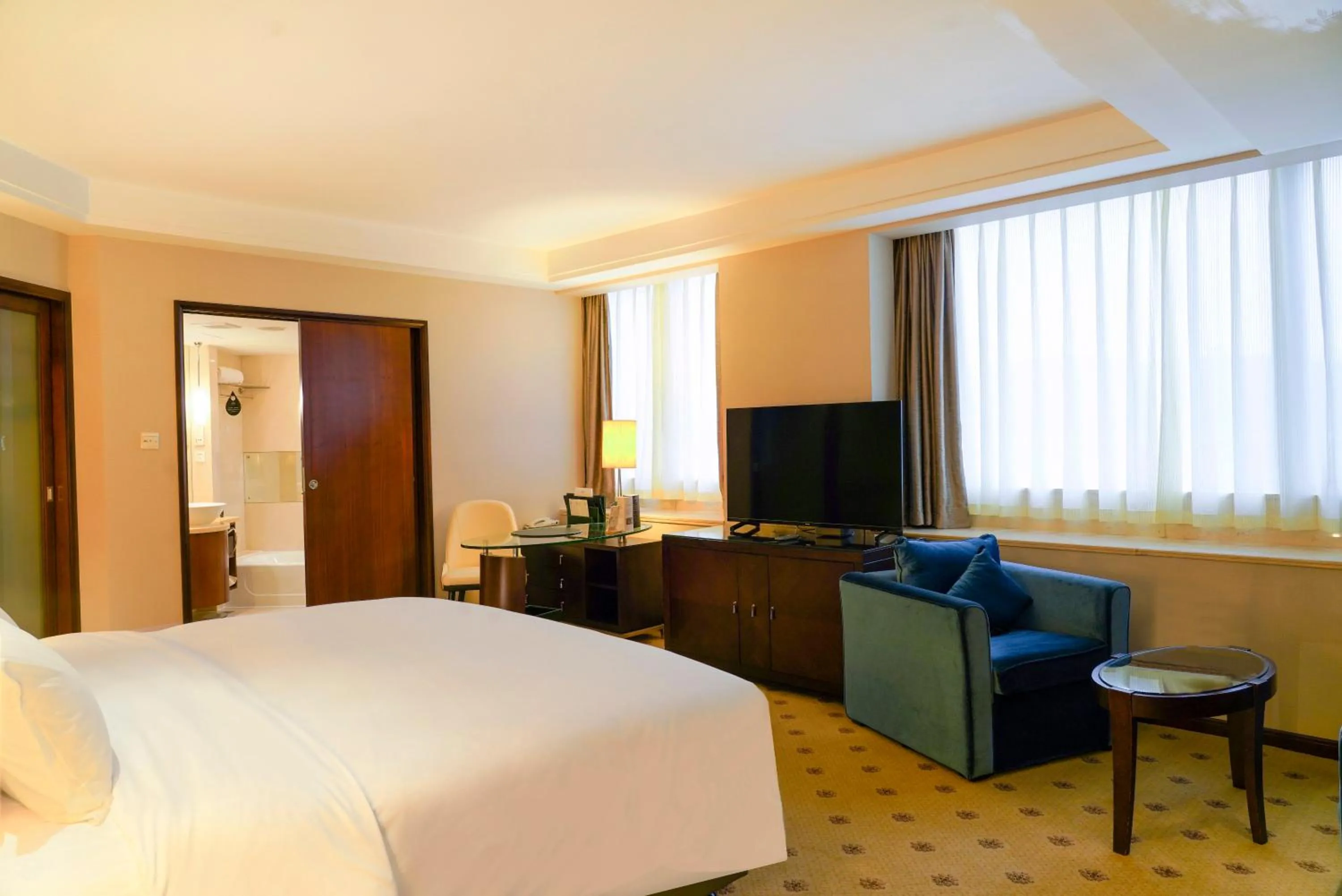 Communal lounge/ TV room, Bed in Radisson Collection Hyland Shanghai