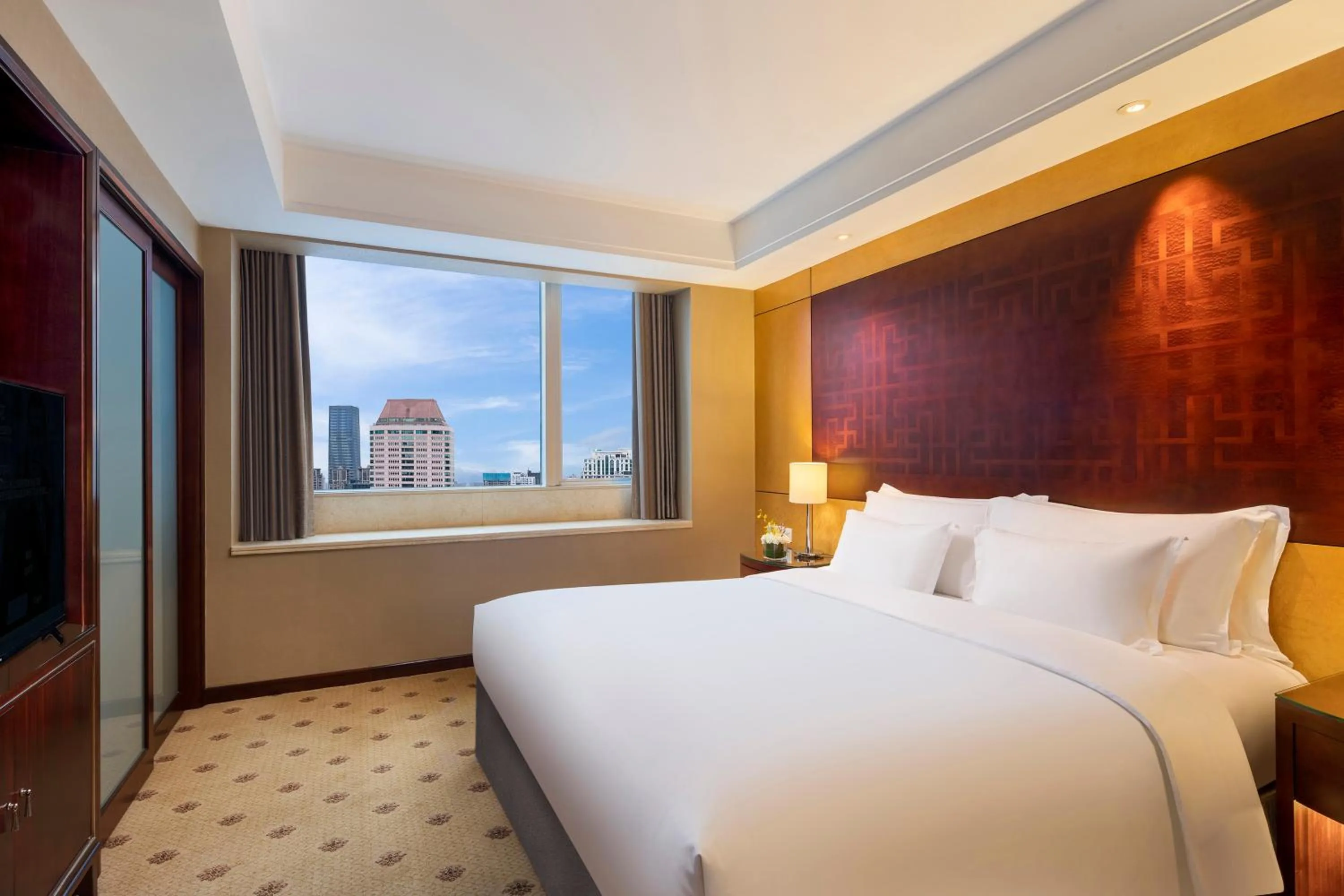 Communal lounge/ TV room, Bed in Radisson Collection Hyland Shanghai