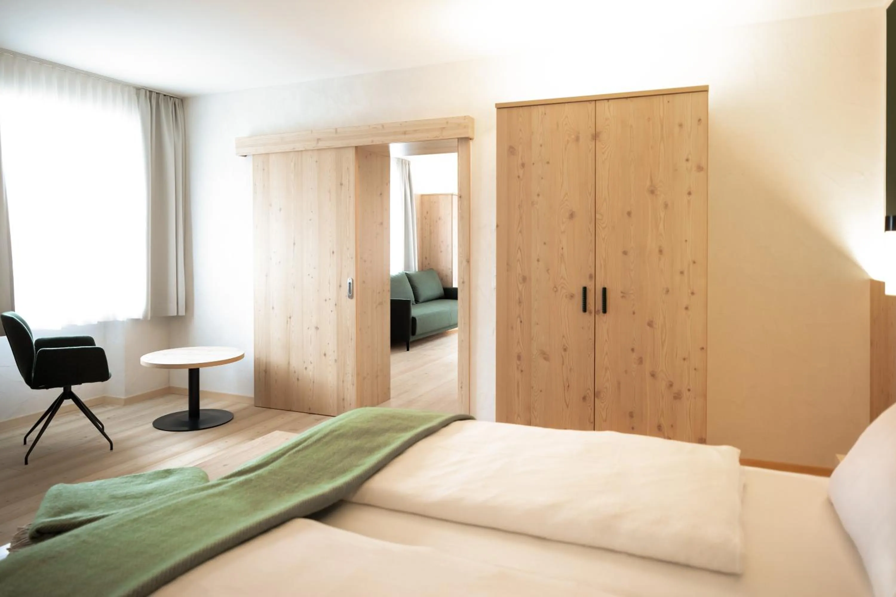 Living room, Bed in Hotel Neusacherhof