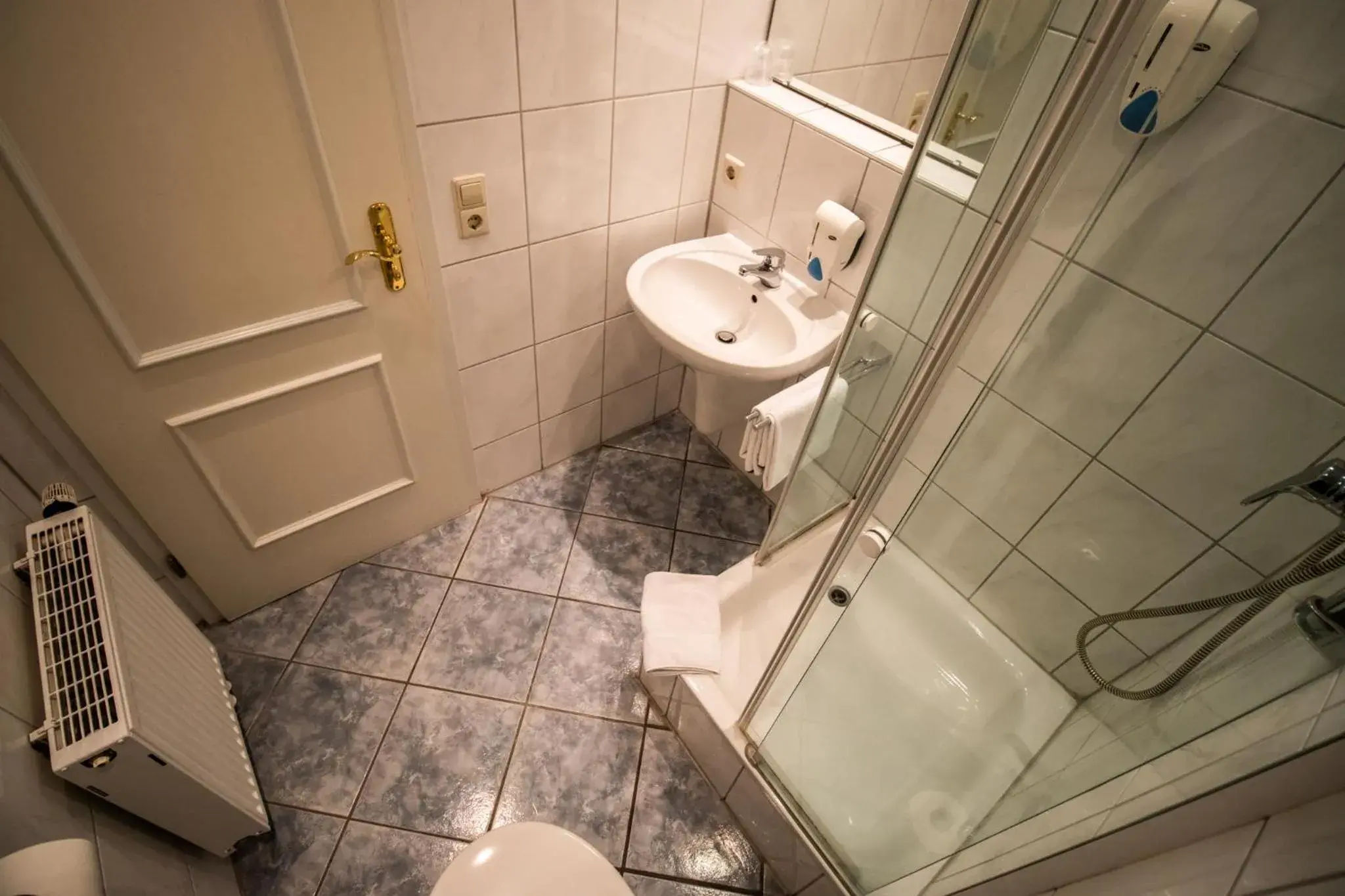 Twin Room with Bathroom - single occupancy in Hotel Gasthof Rössle Twin Room with Bathroom - single occupancy in Hotel Gasthof Rössle