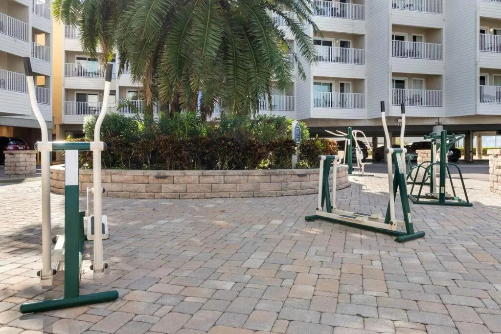 409-Waterfront View, WIFI, Pool, Close to BUCS Stadium