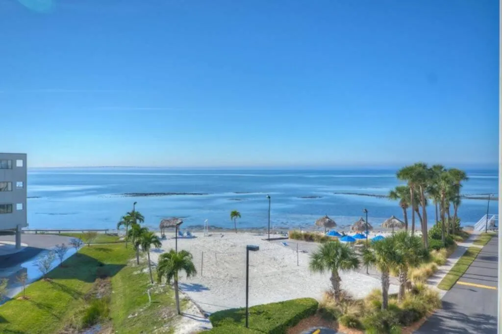 409-Waterfront View, WIFI, Pool, Close to BUCS Stadium