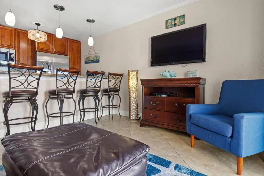 409-Waterfront View, WIFI, Pool, Close to BUCS Stadium