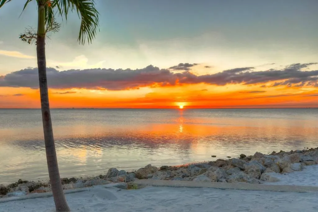 409-Waterfront View, WIFI, Pool, Close to BUCS Stadium