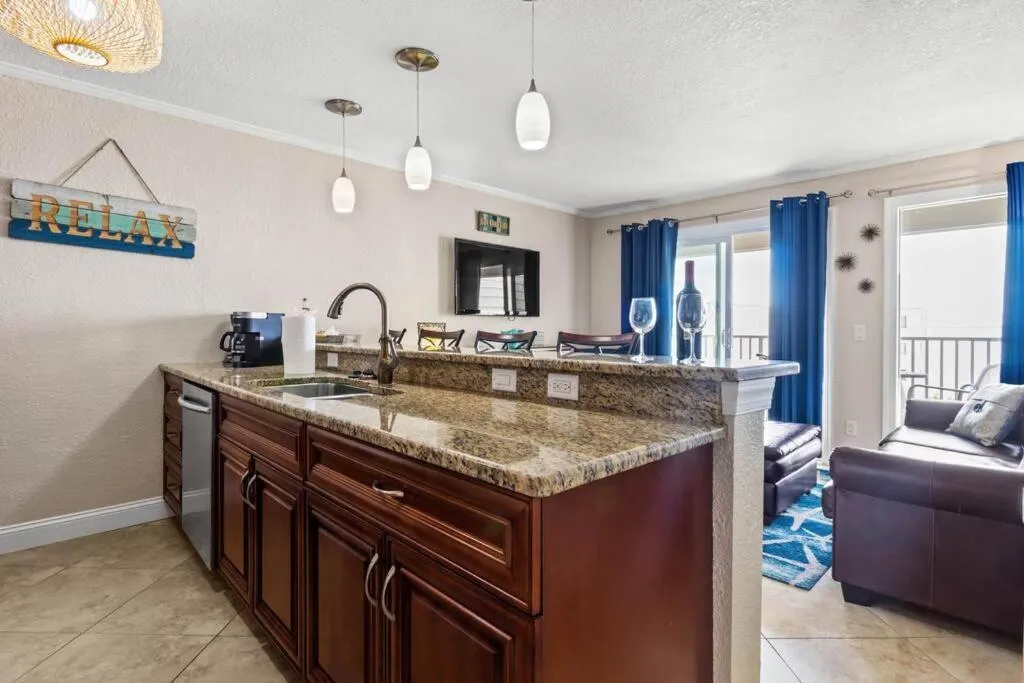409-Waterfront View, WIFI, Pool, Close to BUCS Stadium