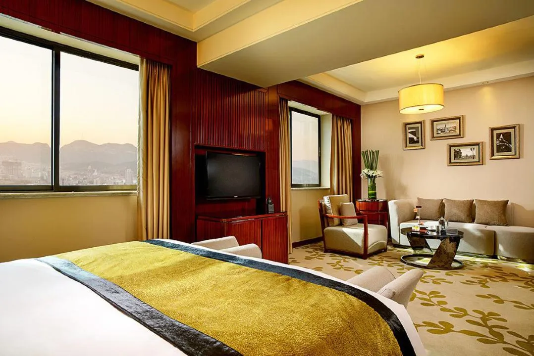 Photo of the whole room, Bed in Sofitel Silver Plaza Jinan