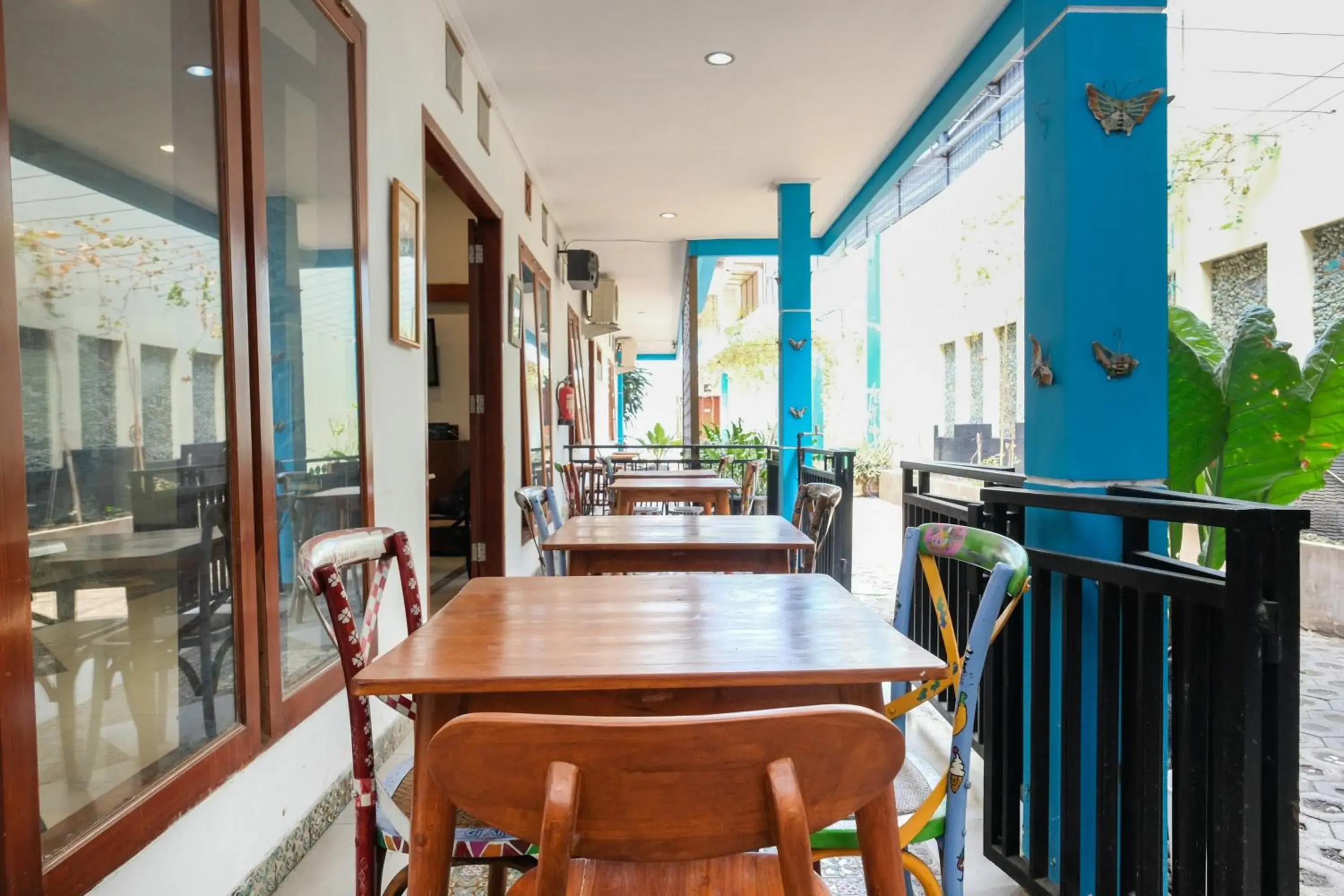 Seating area in Urbanview Hotel Griya Surya Malang by RedDoorz Seating area in Urbanview Hotel Griya Surya Malang by RedDoorz