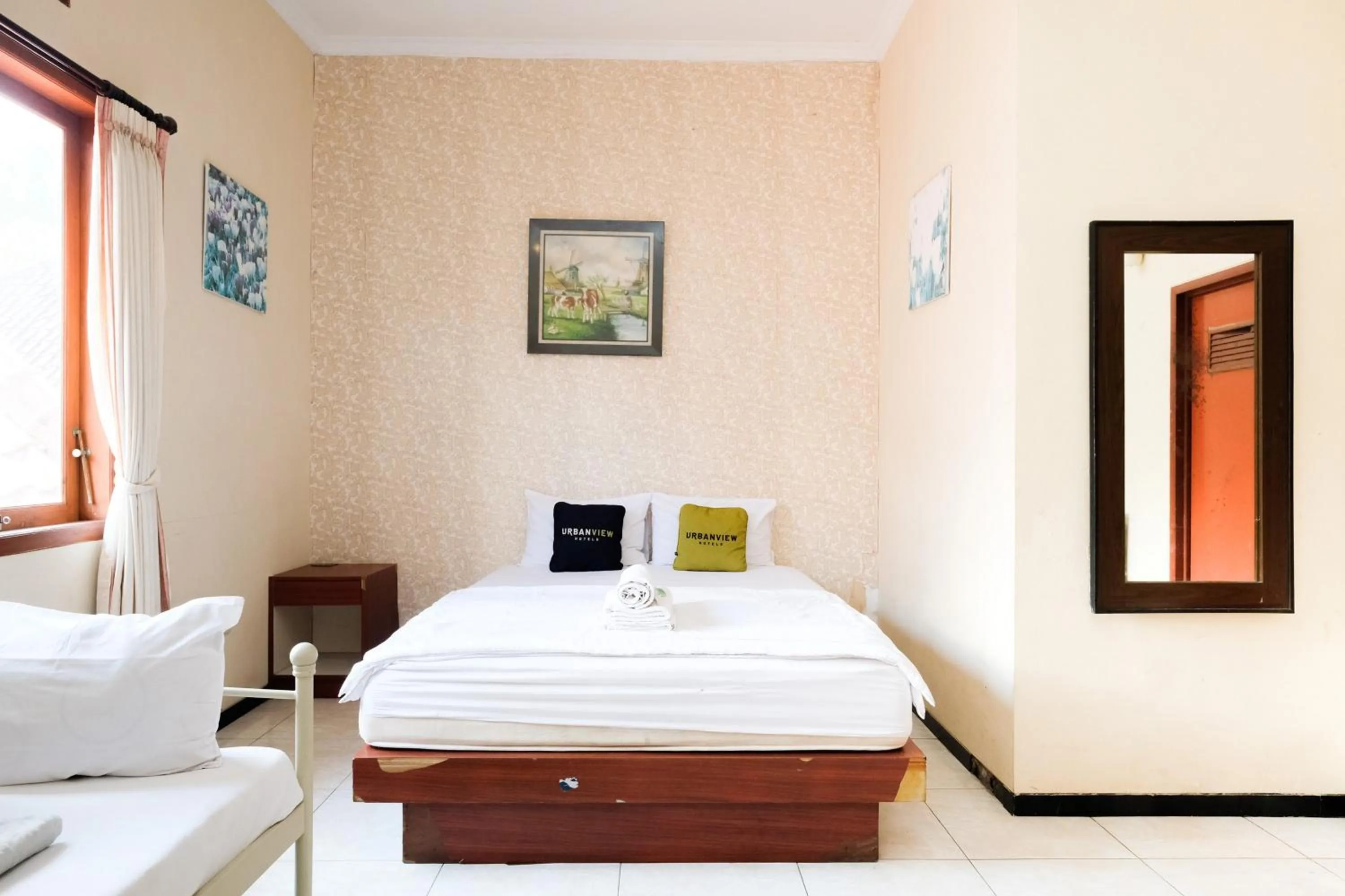 Bedroom, Bed in Urbanview Hotel Griya Surya Malang by RedDoorz