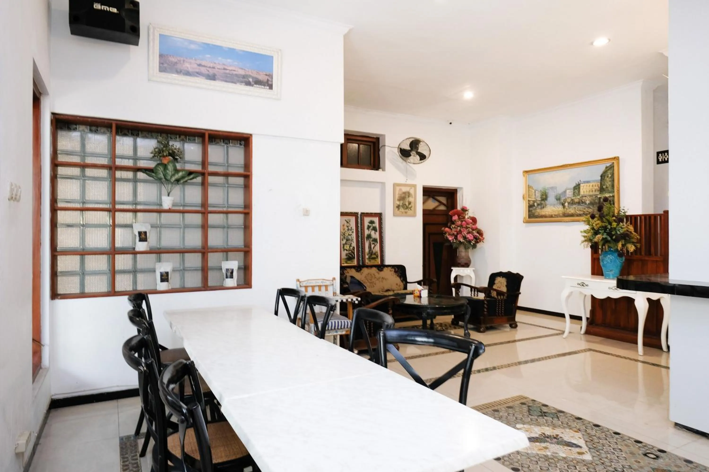 Seating area in Urbanview Hotel Griya Surya Malang by RedDoorz