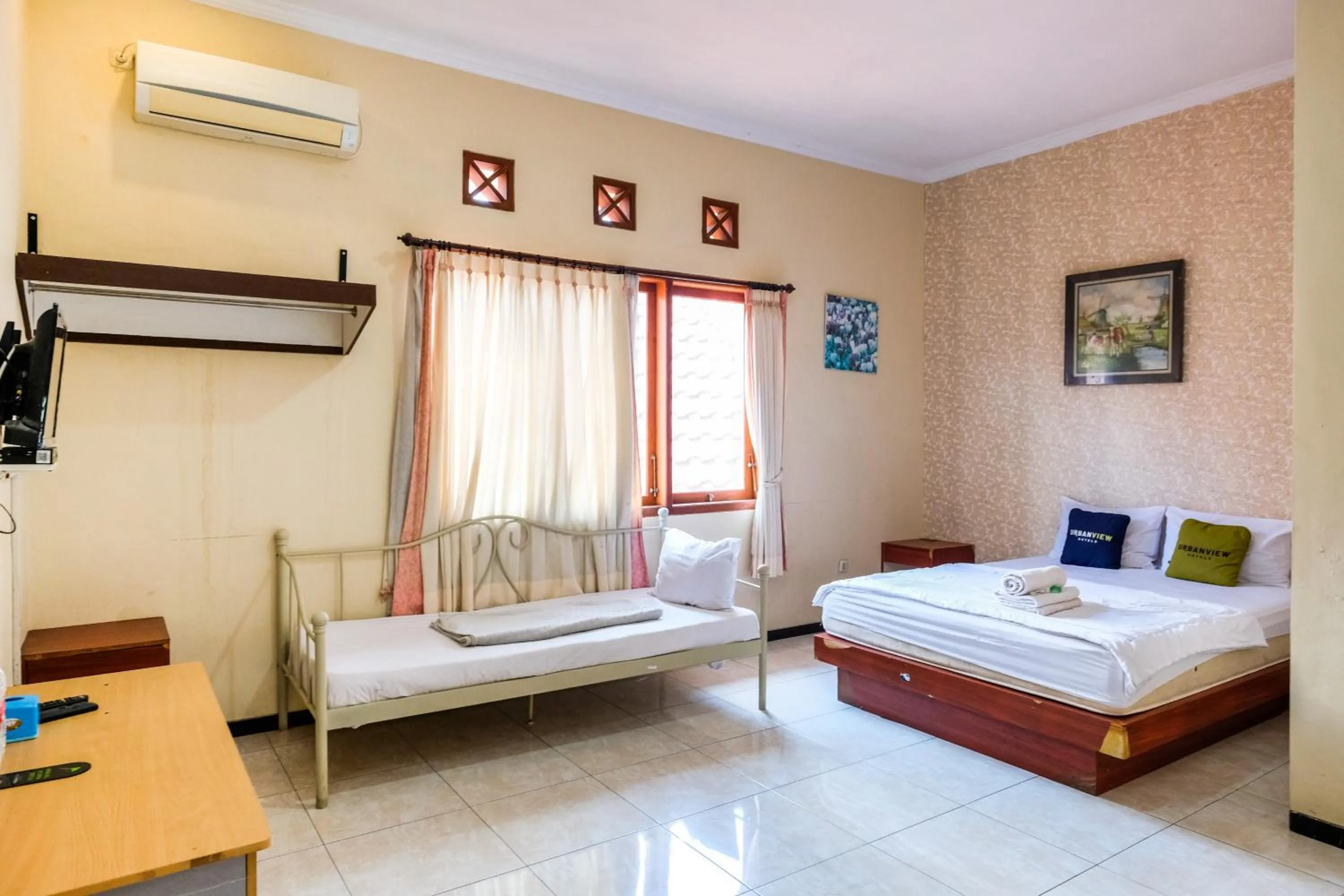 Bedroom, Bed in Urbanview Hotel Griya Surya Malang by RedDoorz