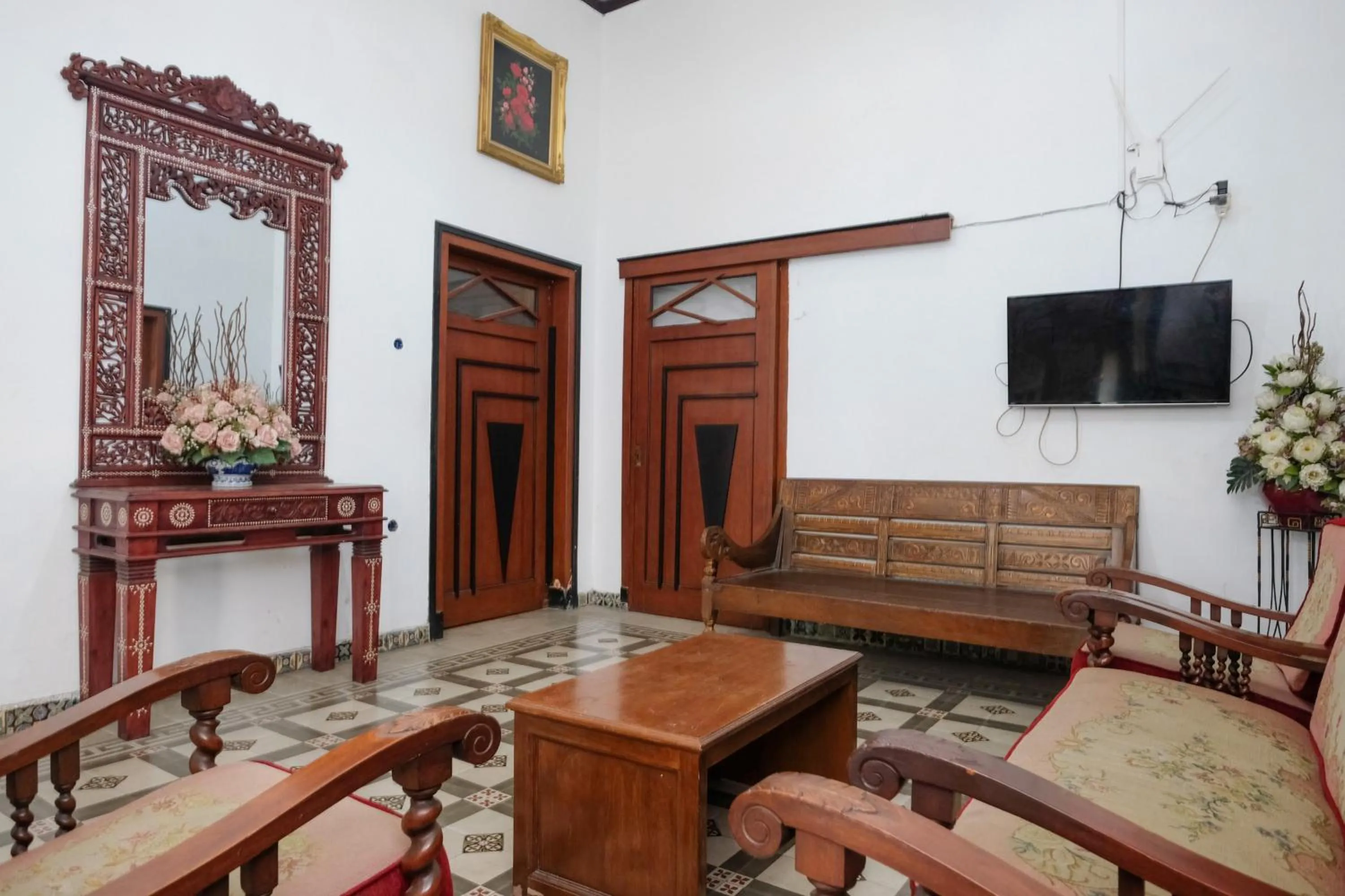 Seating area in Urbanview Hotel Griya Surya Malang by RedDoorz