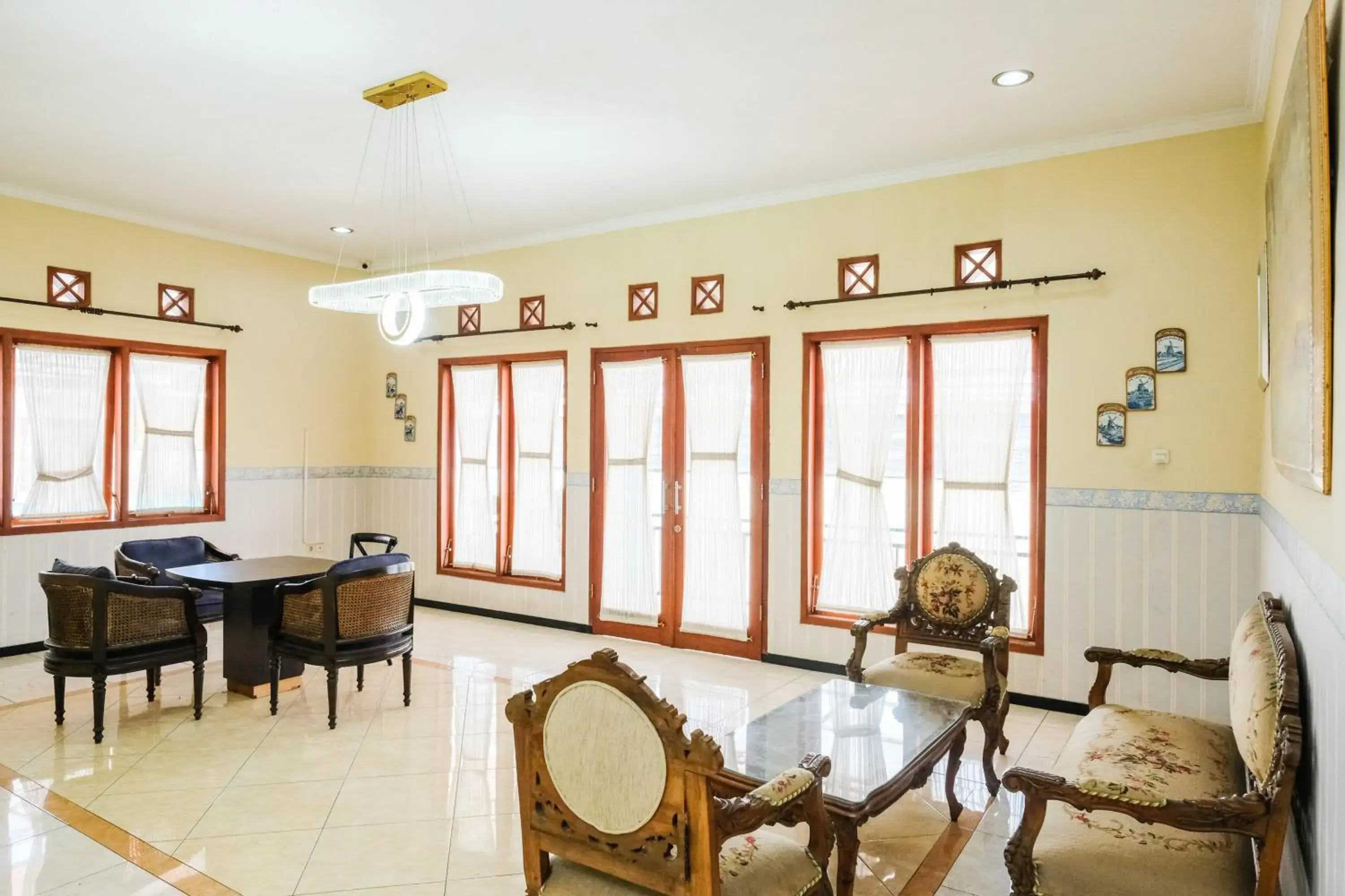 Seating area in Urbanview Hotel Griya Surya Malang by RedDoorz Seating area in Urbanview Hotel Griya Surya Malang by RedDoorz