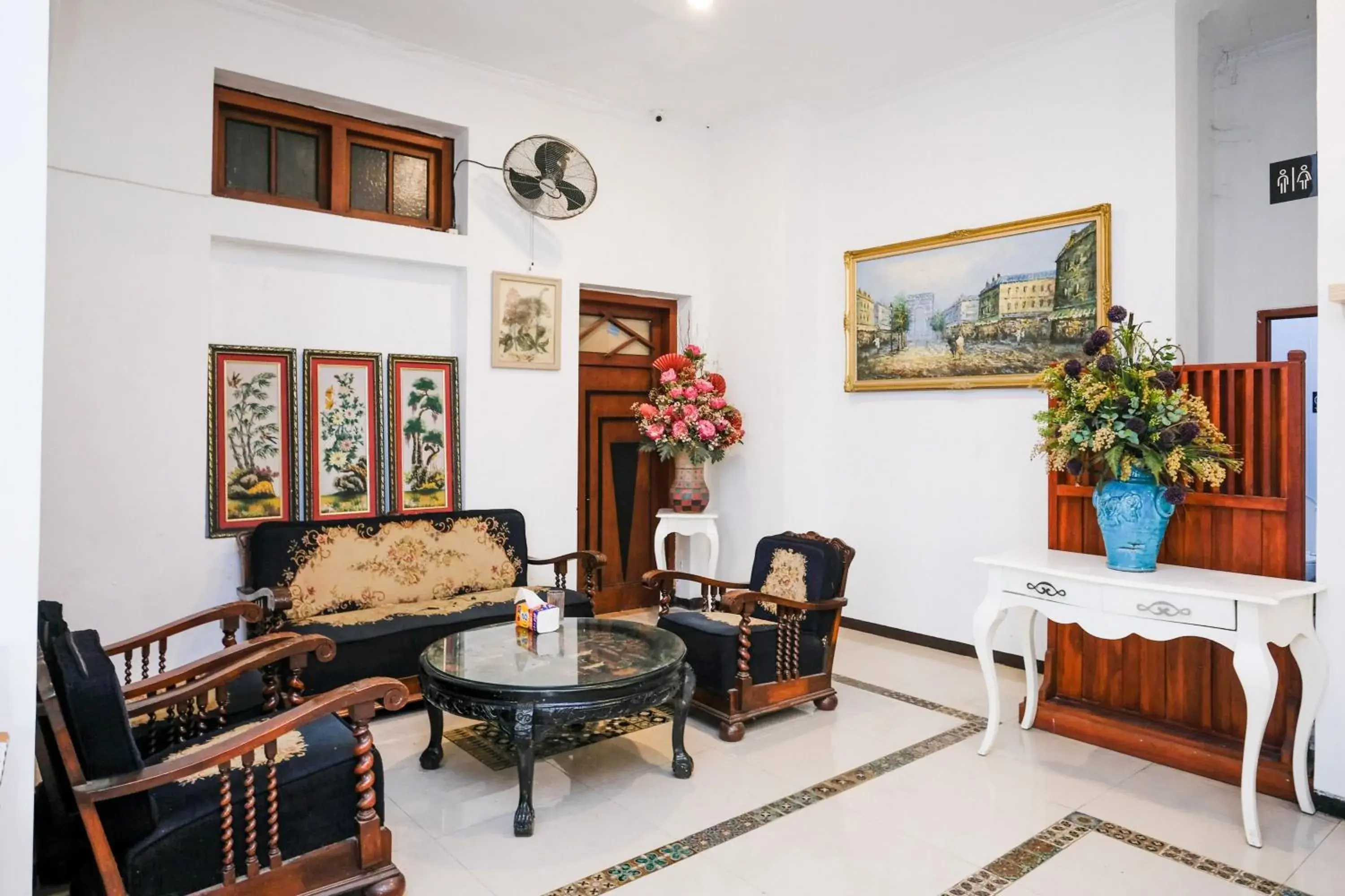 Seating area in Urbanview Hotel Griya Surya Malang by RedDoorz Seating area in Urbanview Hotel Griya Surya Malang by RedDoorz