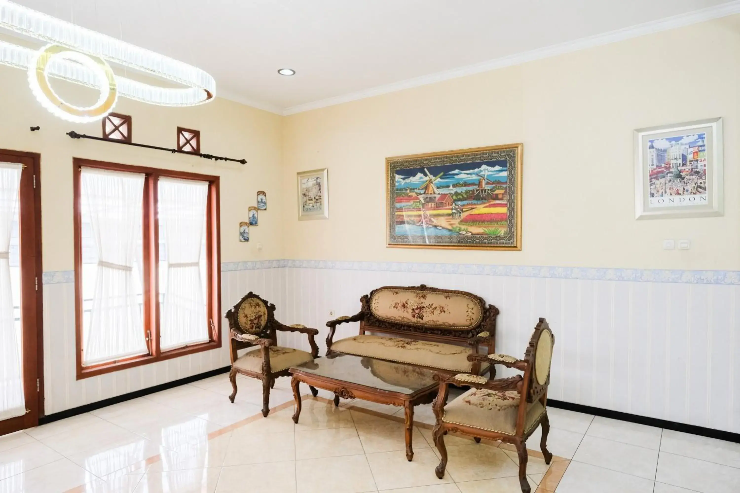 Seating area in Urbanview Hotel Griya Surya Malang by RedDoorz Seating area in Urbanview Hotel Griya Surya Malang by RedDoorz