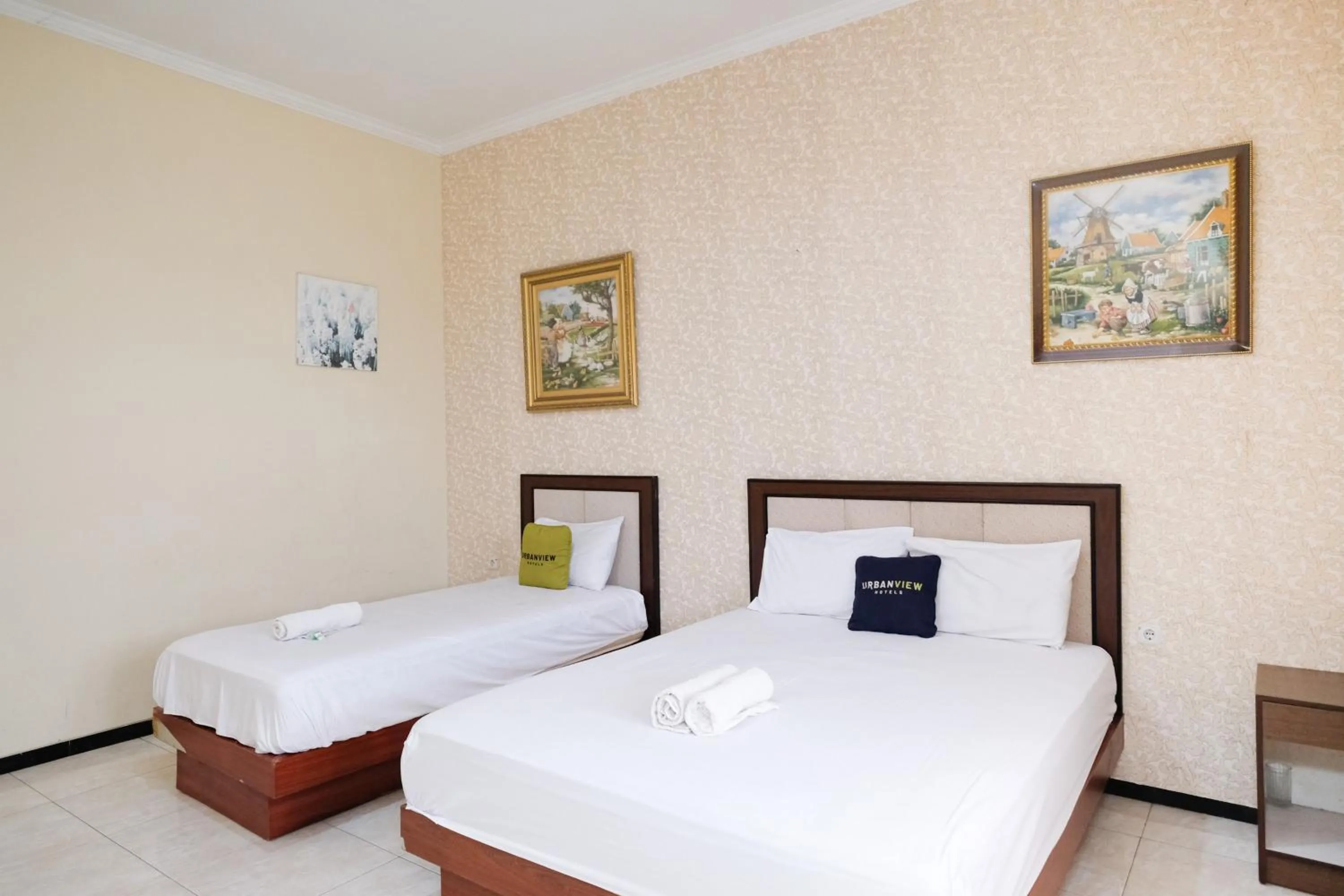 Bedroom, Bed in Urbanview Hotel Griya Surya Malang by RedDoorz