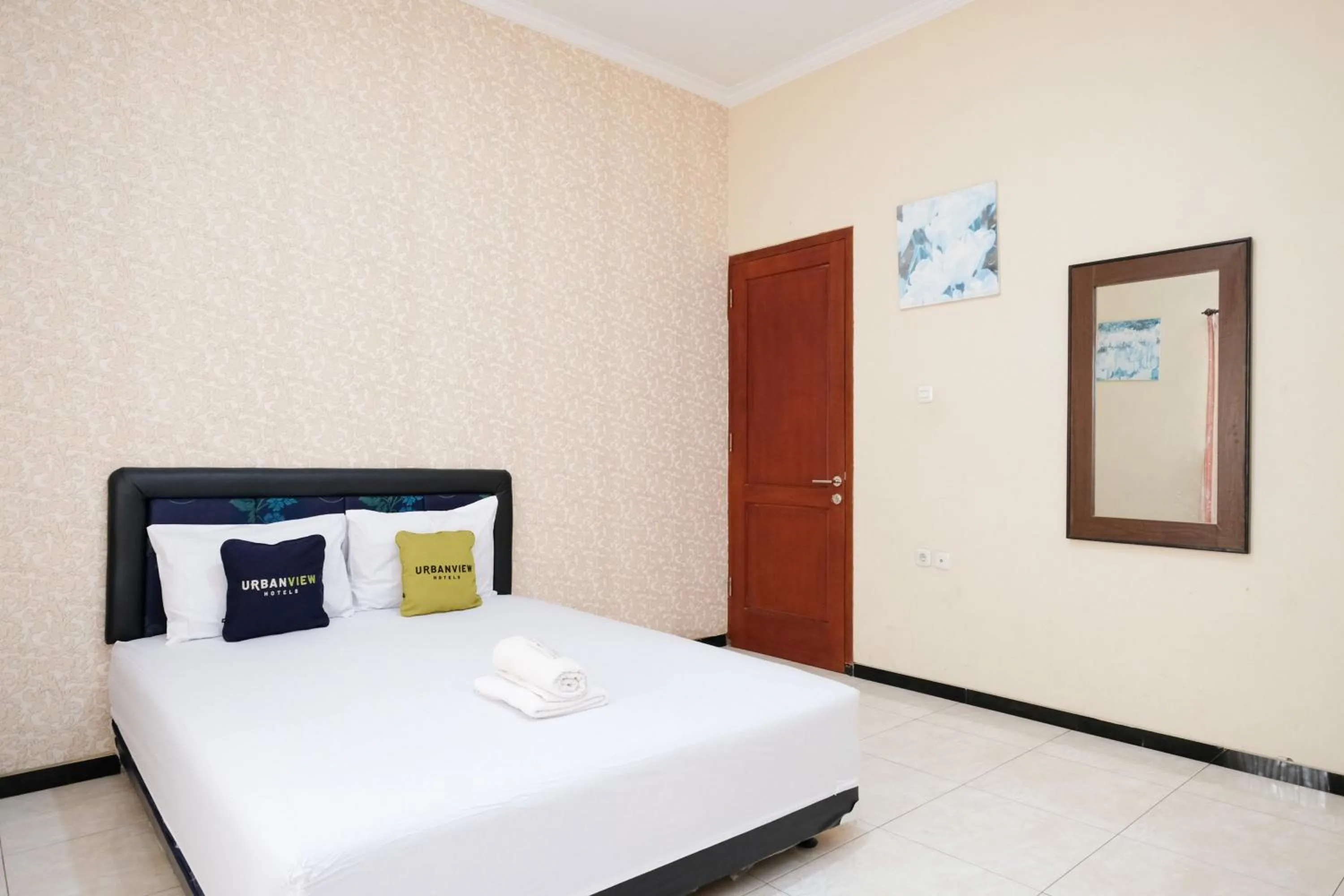 Bedroom, Bed in Urbanview Hotel Griya Surya Malang by RedDoorz