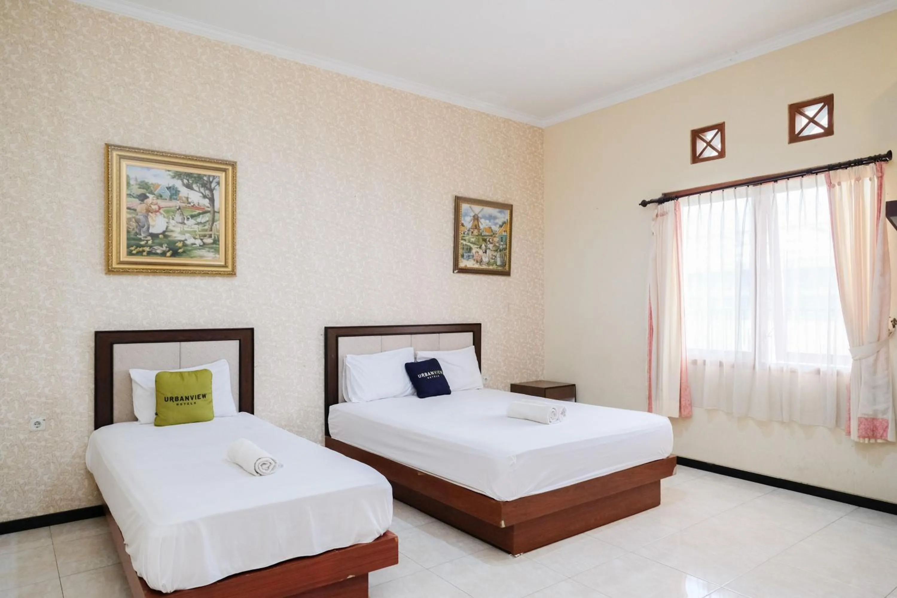 Bedroom, Bed in Urbanview Hotel Griya Surya Malang by RedDoorz