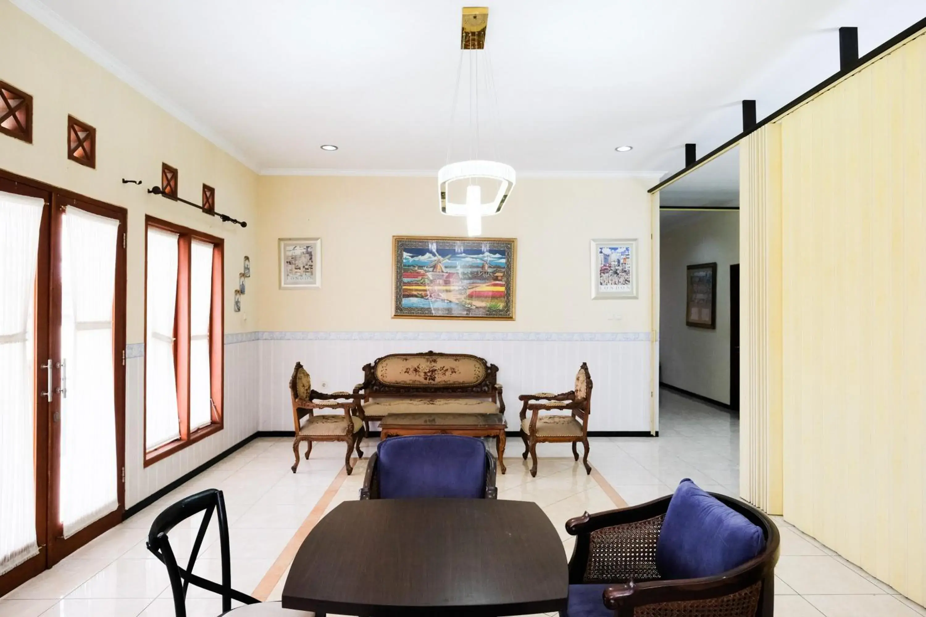 Seating area in Urbanview Hotel Griya Surya Malang by RedDoorz Seating area in Urbanview Hotel Griya Surya Malang by RedDoorz