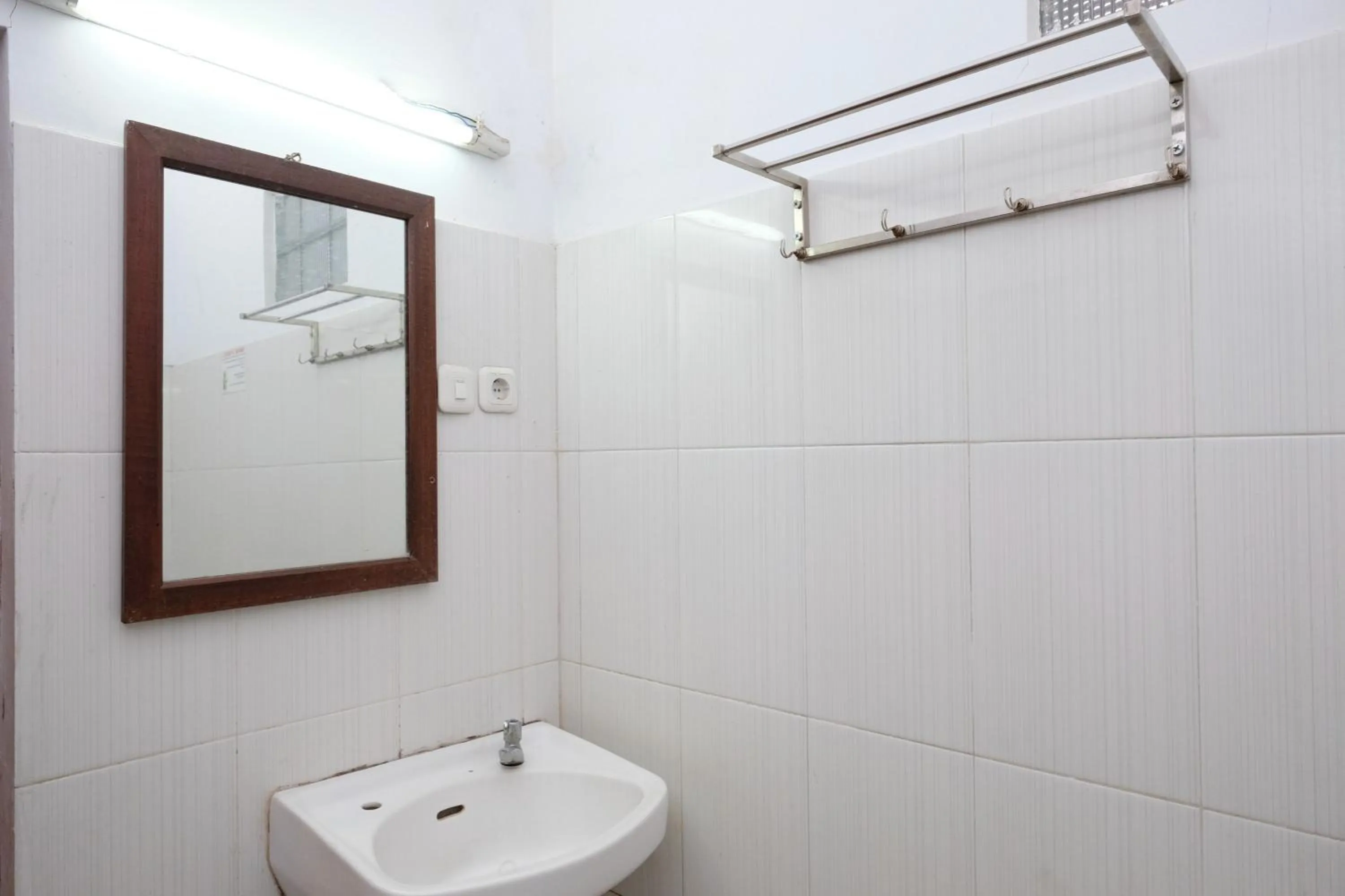 Bathroom in Urbanview Hotel Griya Surya Malang by RedDoorz