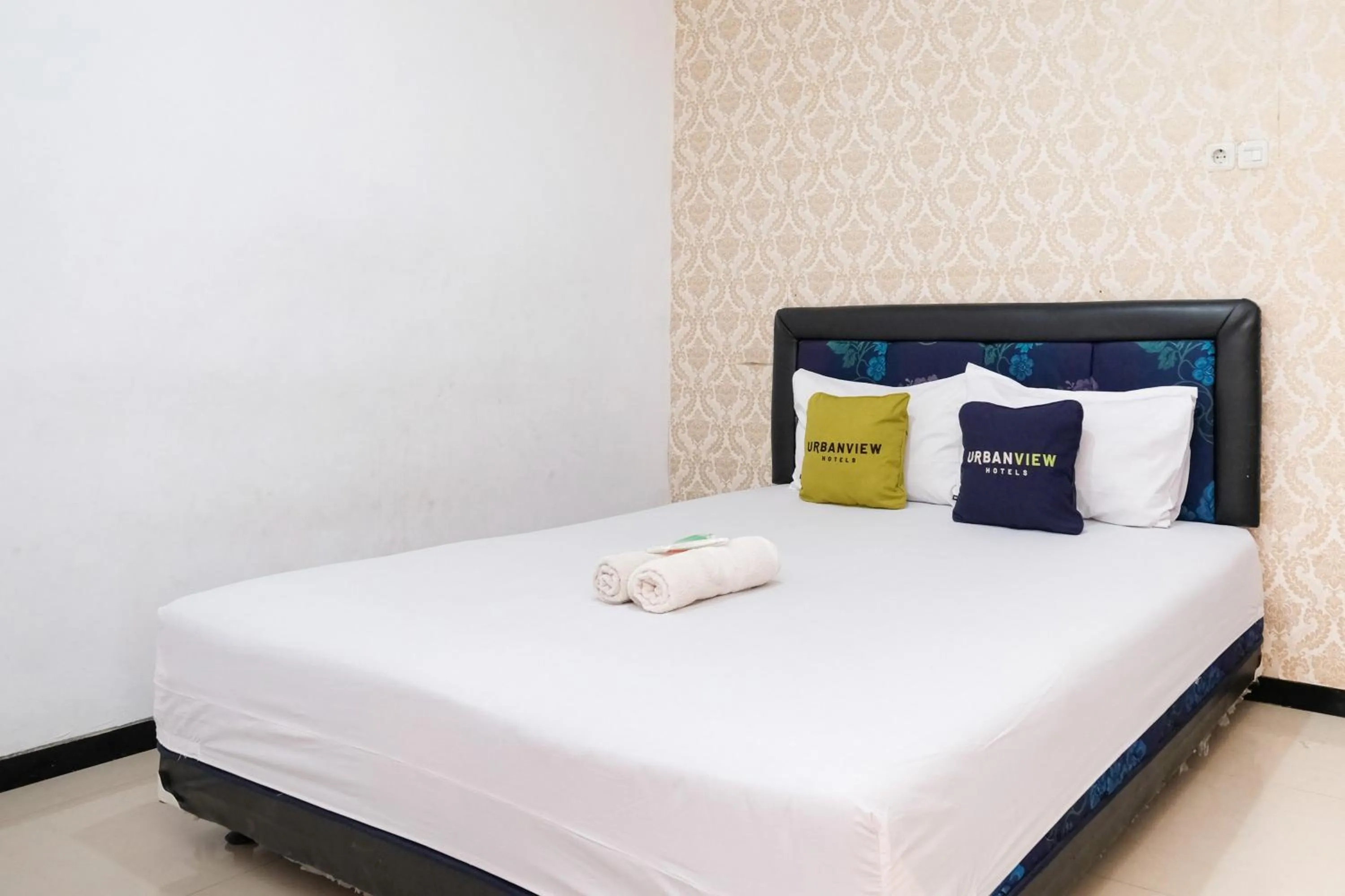 Bedroom, Bed in Urbanview Hotel Griya Surya Malang by RedDoorz