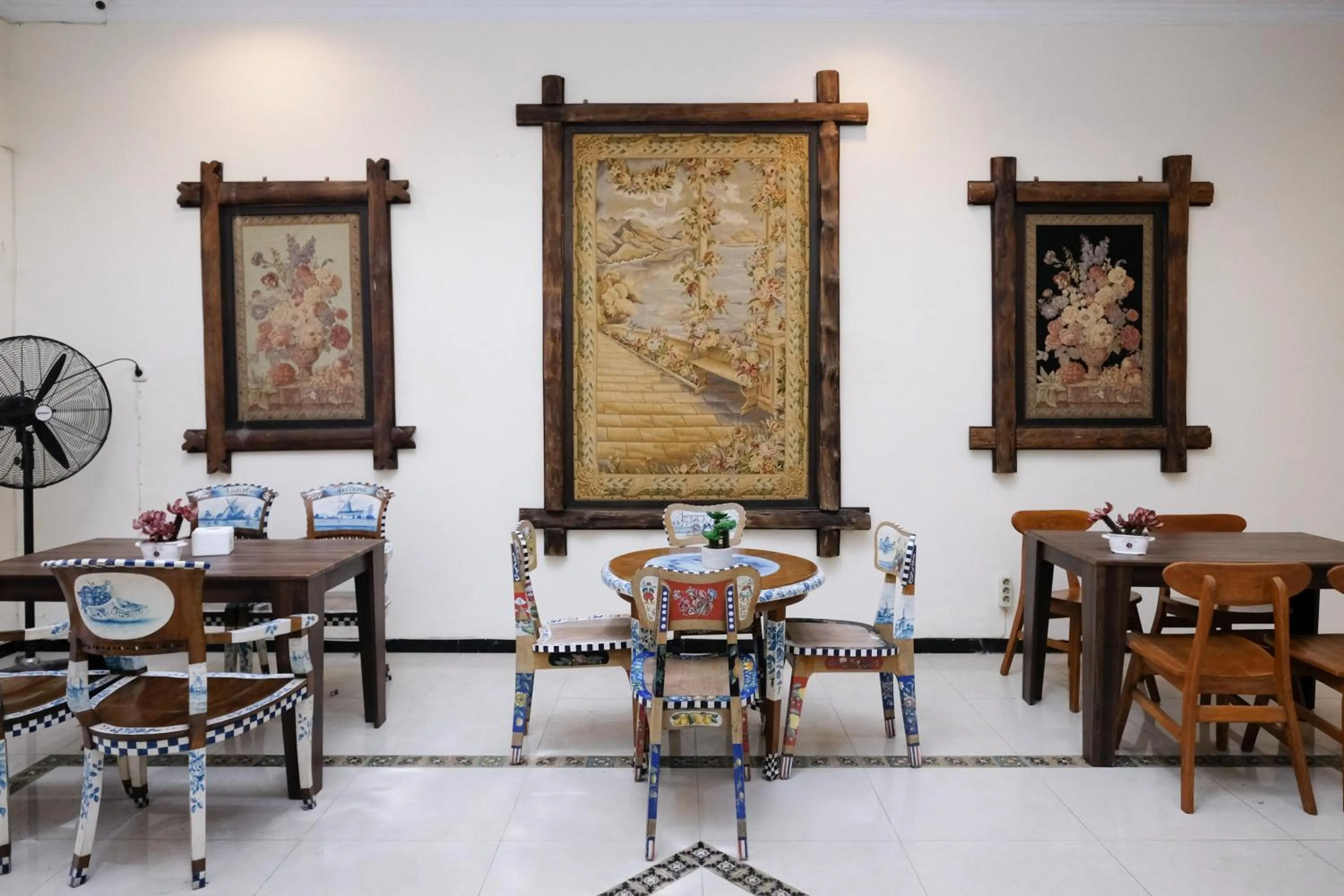 Seating area in Urbanview Hotel Griya Surya Malang by RedDoorz