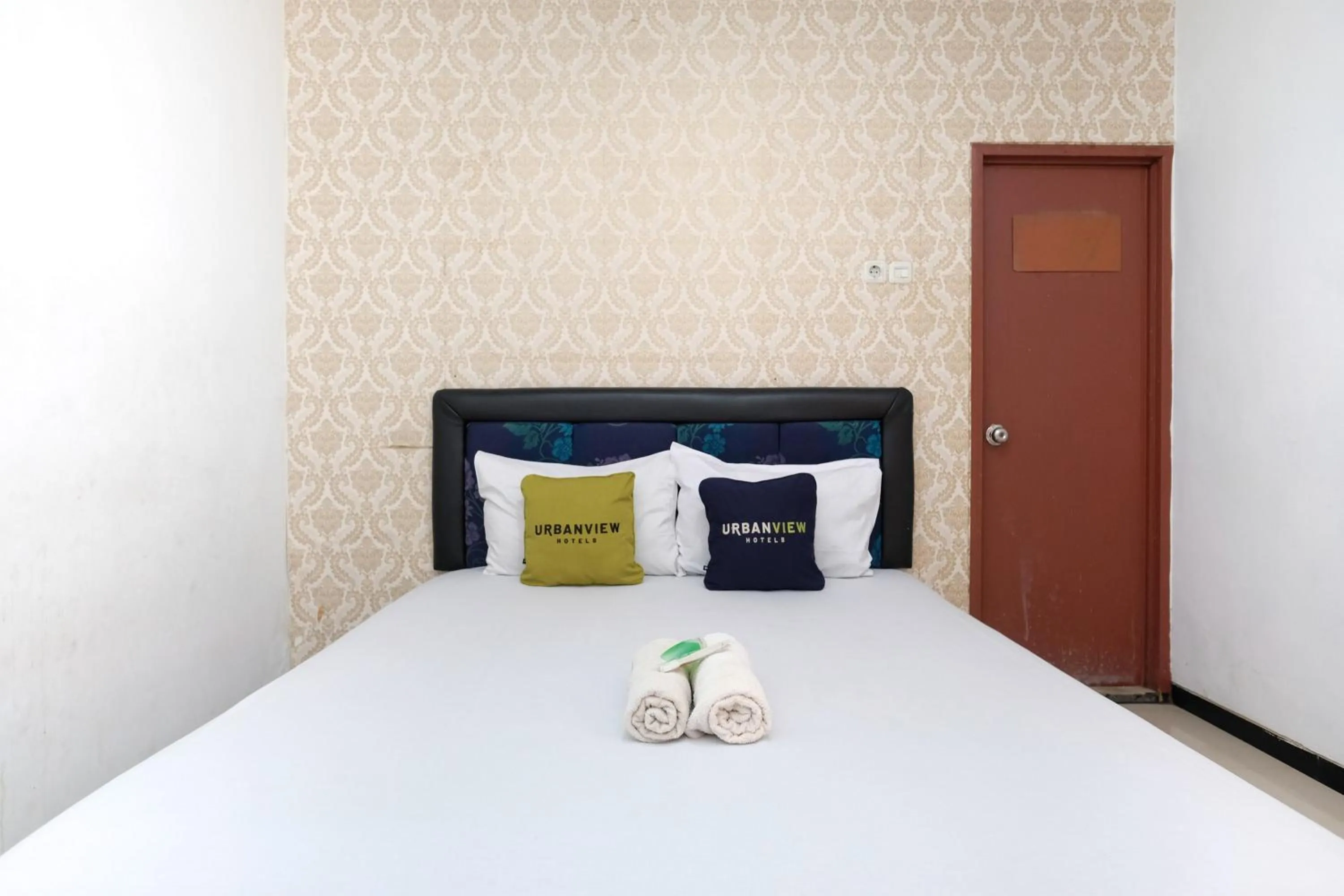 Bedroom, Bed in Urbanview Hotel Griya Surya Malang by RedDoorz