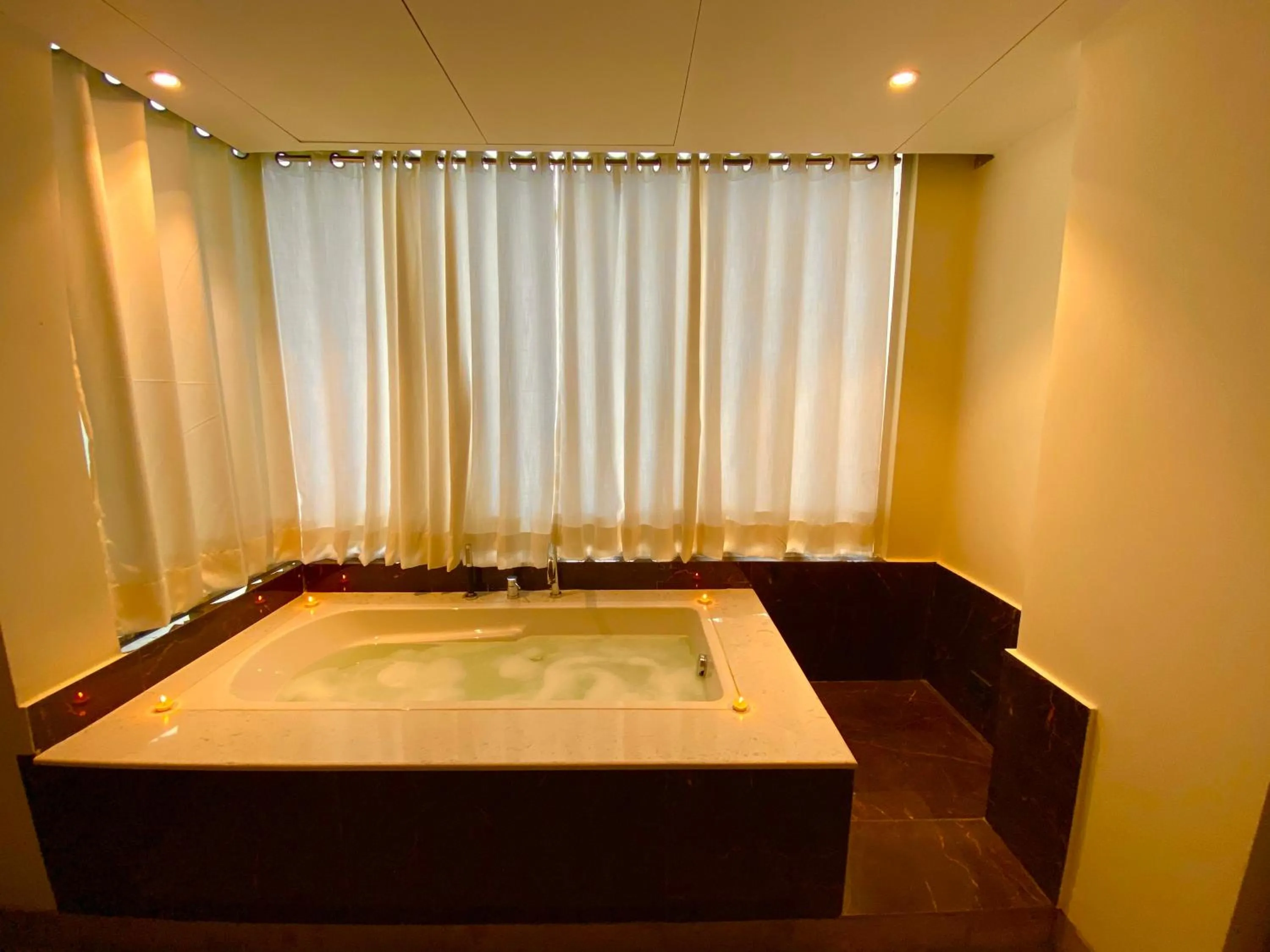 Hot Tub, Bed in Ace Iconic