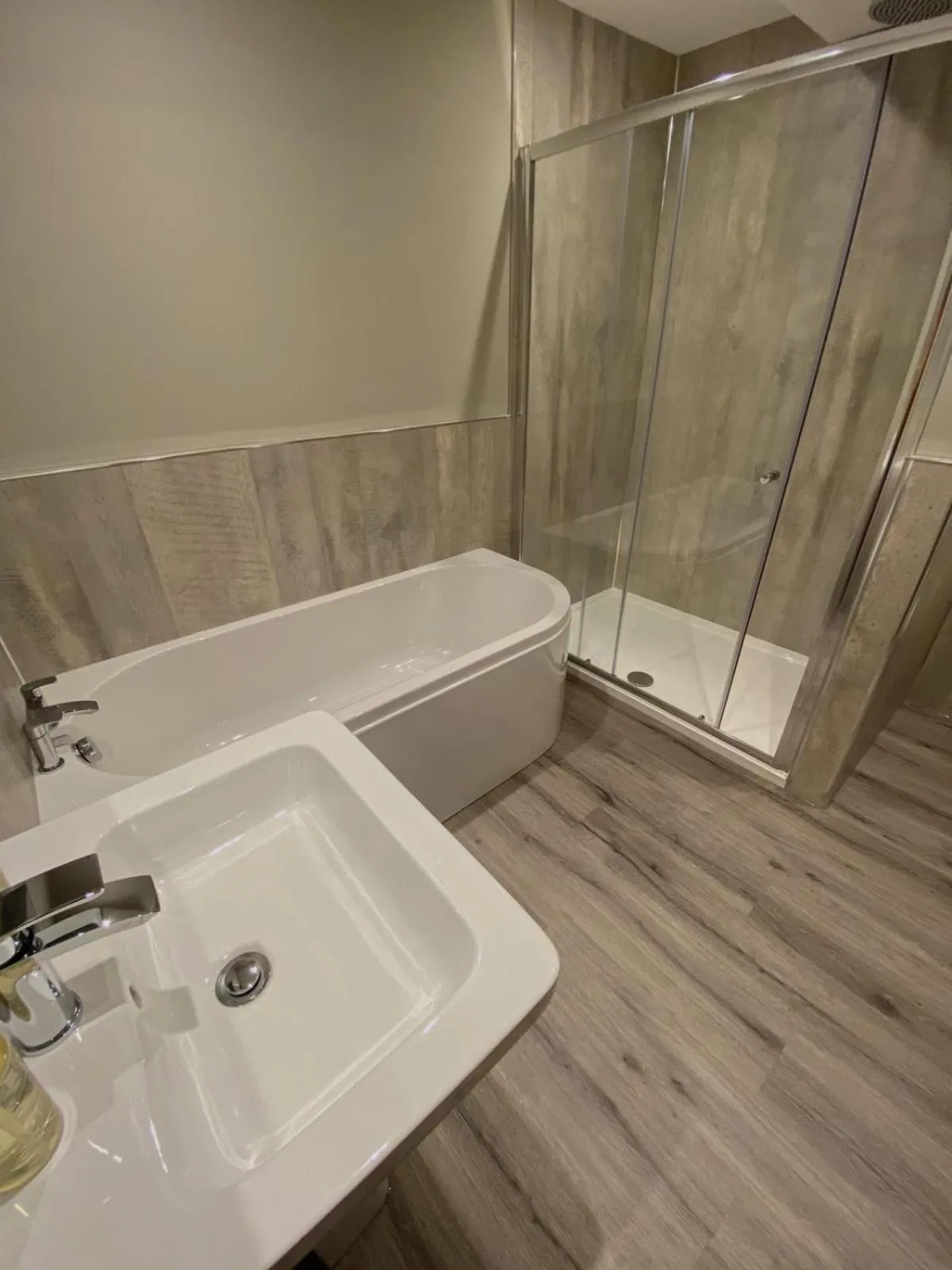 The Lounge Hotel & Bar