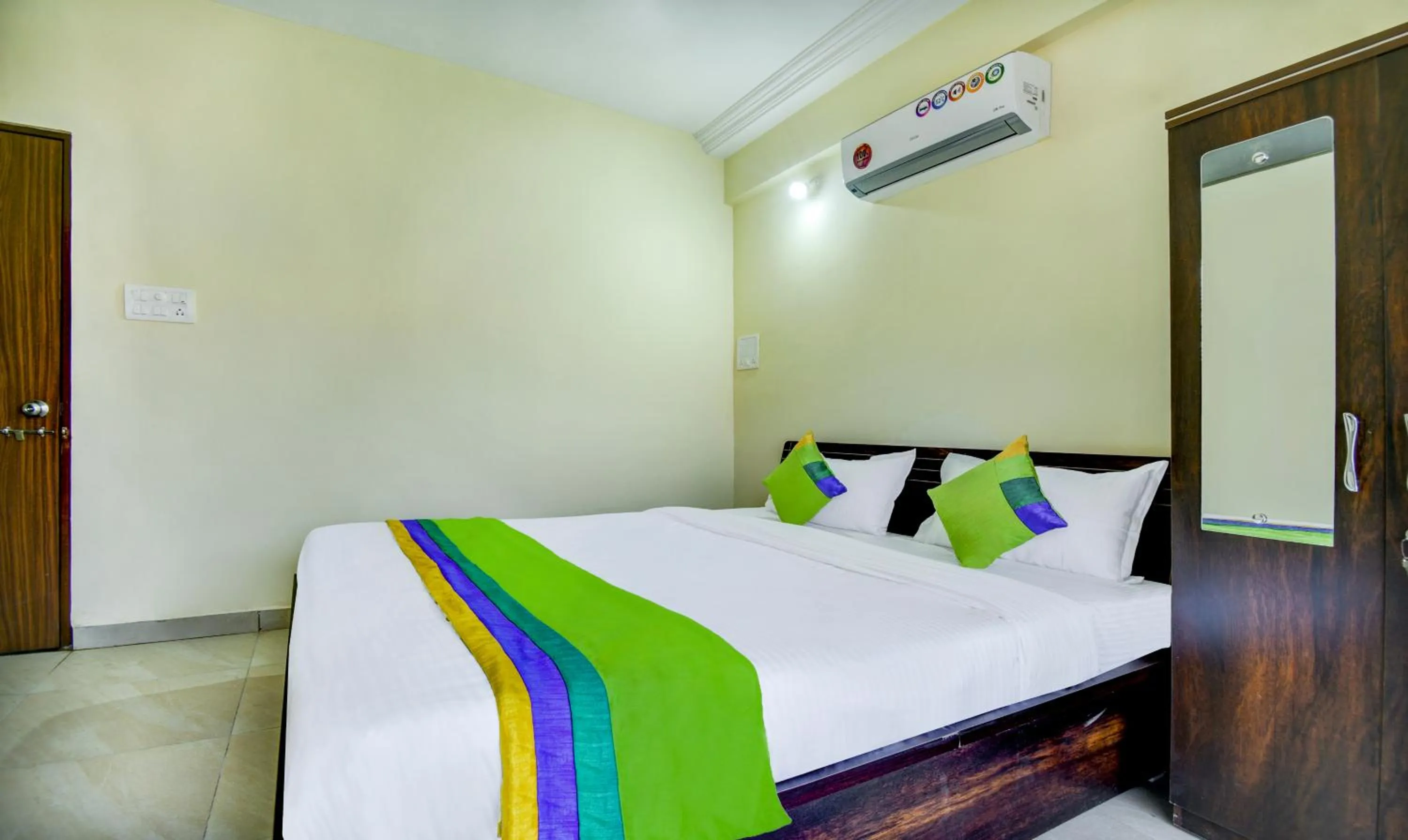 Bed in Treebo Sayaji Residency