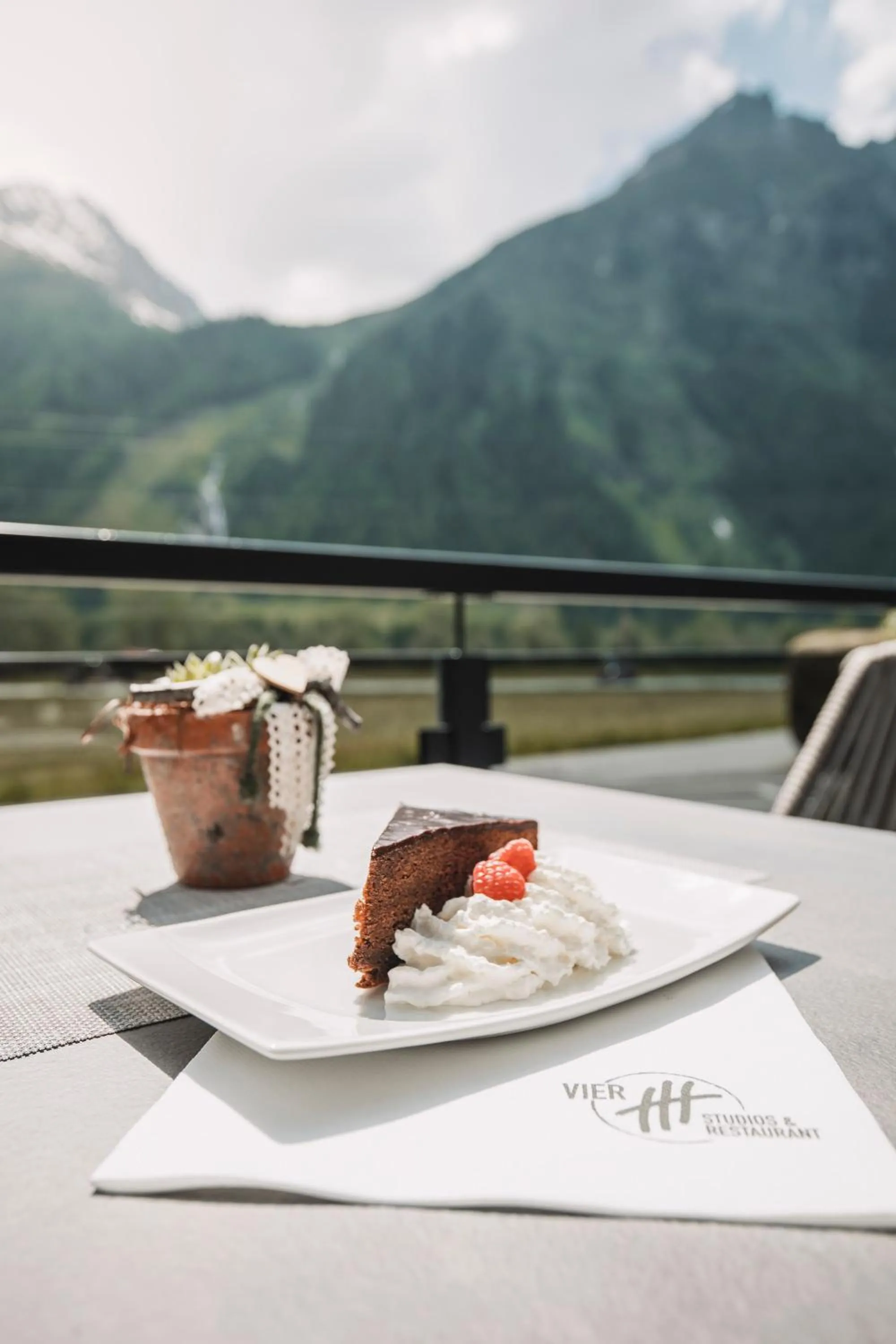 Restaurant/places to eat in VIER Studios & Restaurant