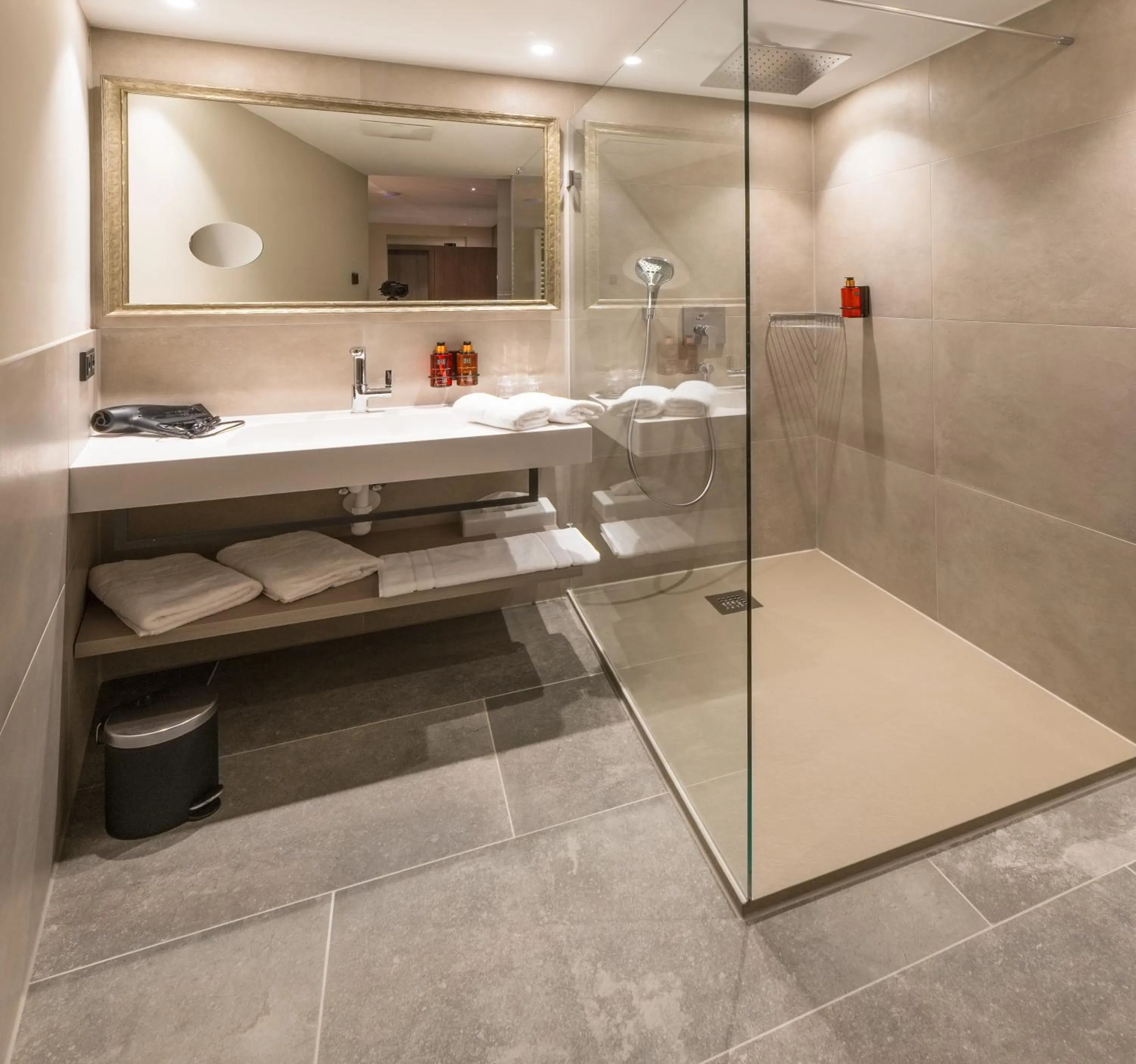 Bathroom in VIER Studios & Restaurant