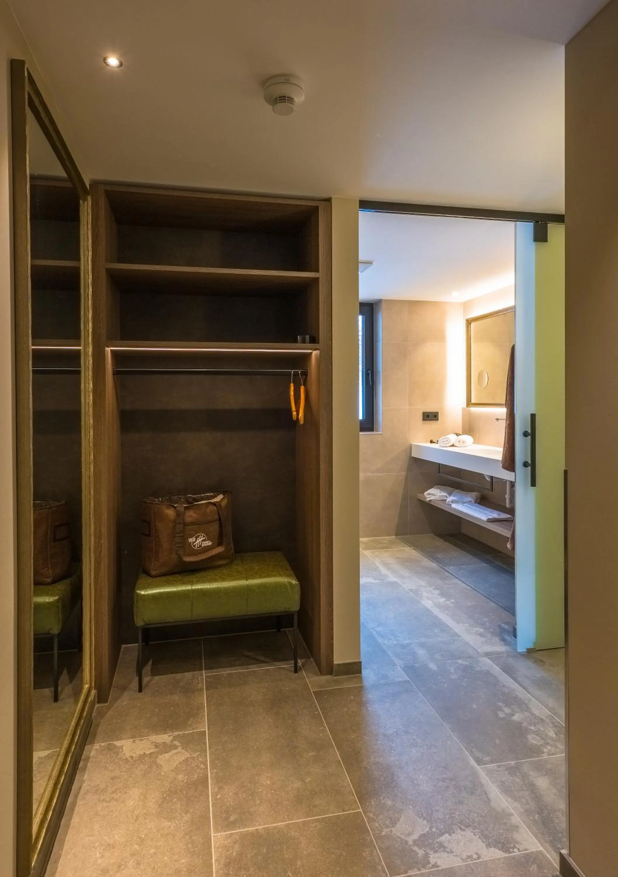 Bathroom, Bed in VIER Studios & Restaurant