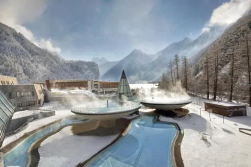 Nearby landmark in VIER Studios & Restaurant