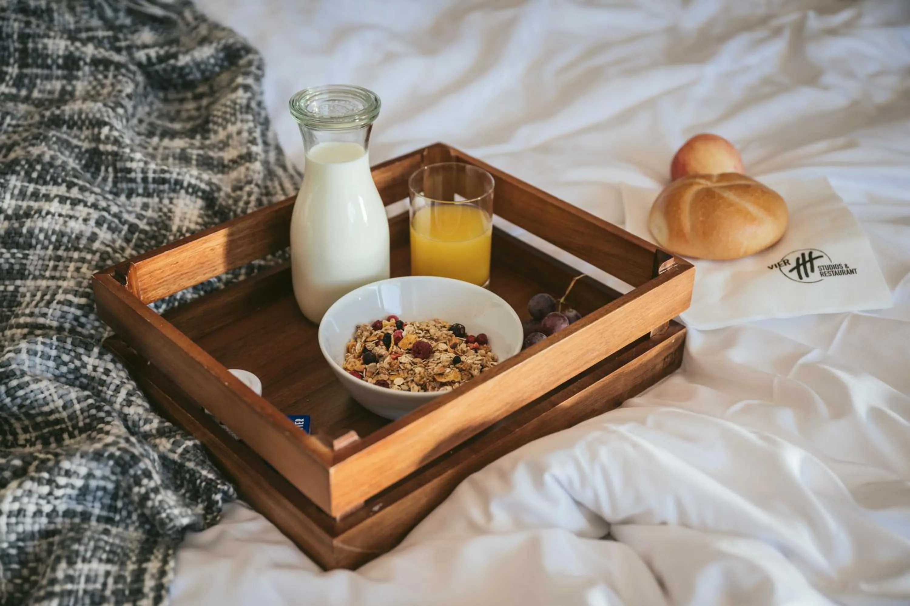 Breakfast in VIER Studios & Restaurant