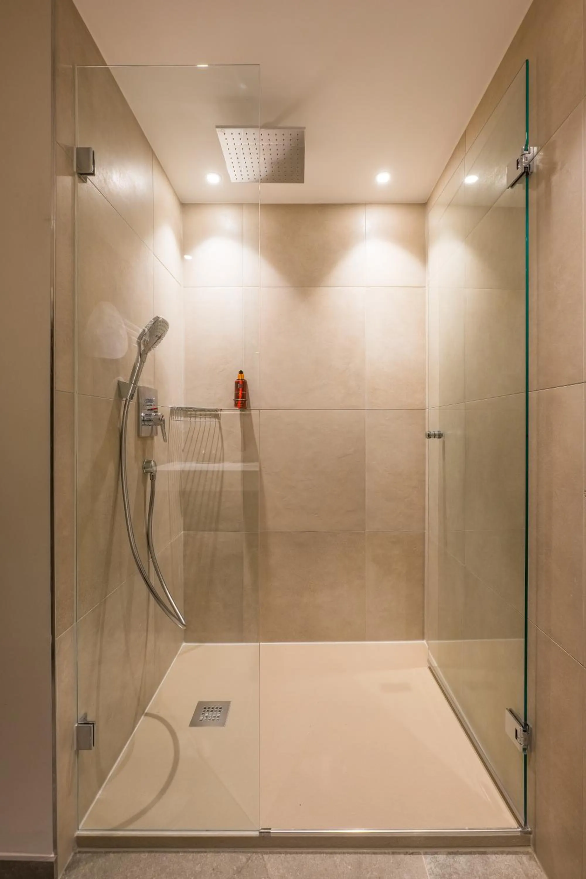 Shower in VIER Studios & Restaurant